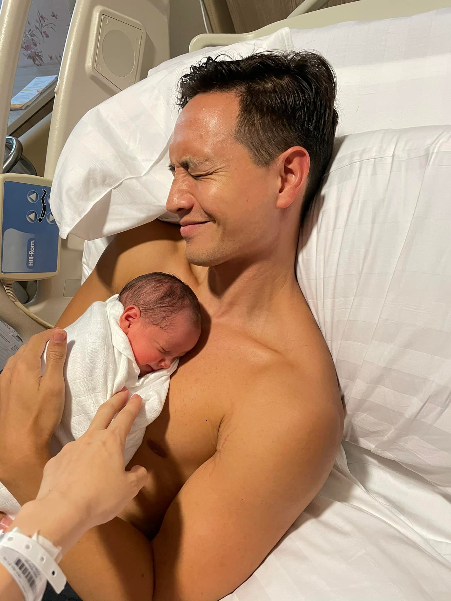 ha-ho-dang-loat-anh-kim-ly-an-can-cham-soc-cac-con-nhan-ngay-cua-cha-hanh-dong-voi-su-beo-gay-sot-5