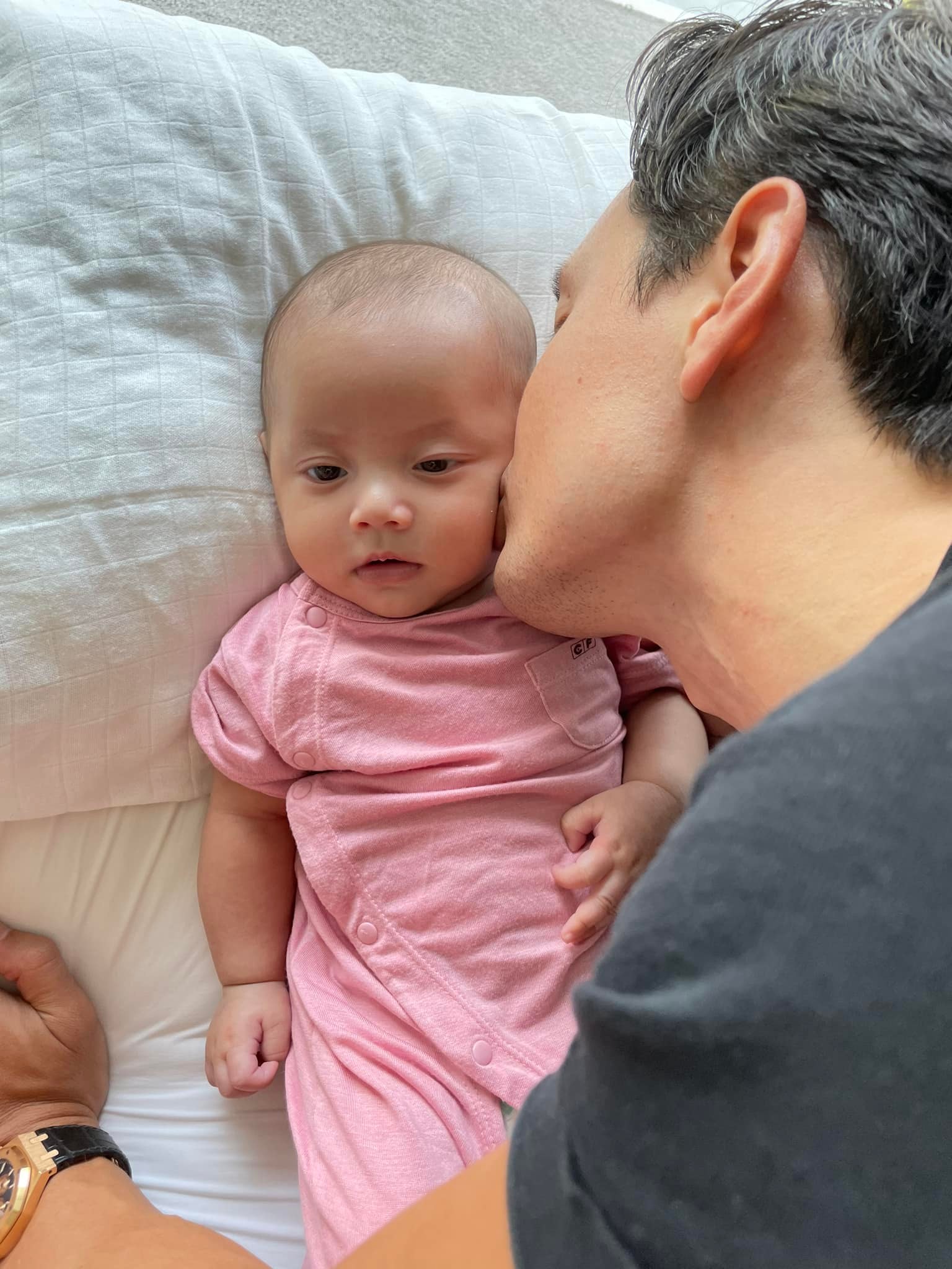 ha-ho-dang-loat-anh-kim-ly-an-can-cham-soc-cac-con-nhan-ngay-cua-cha-hanh-dong-voi-su-beo-gay-sot-6