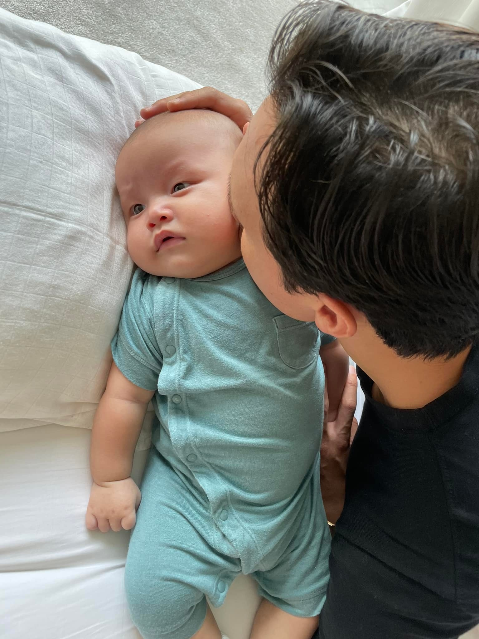 ha-ho-dang-loat-anh-kim-ly-an-can-cham-soc-cac-con-nhan-ngay-cua-cha-hanh-dong-voi-su-beo-gay-sot-7