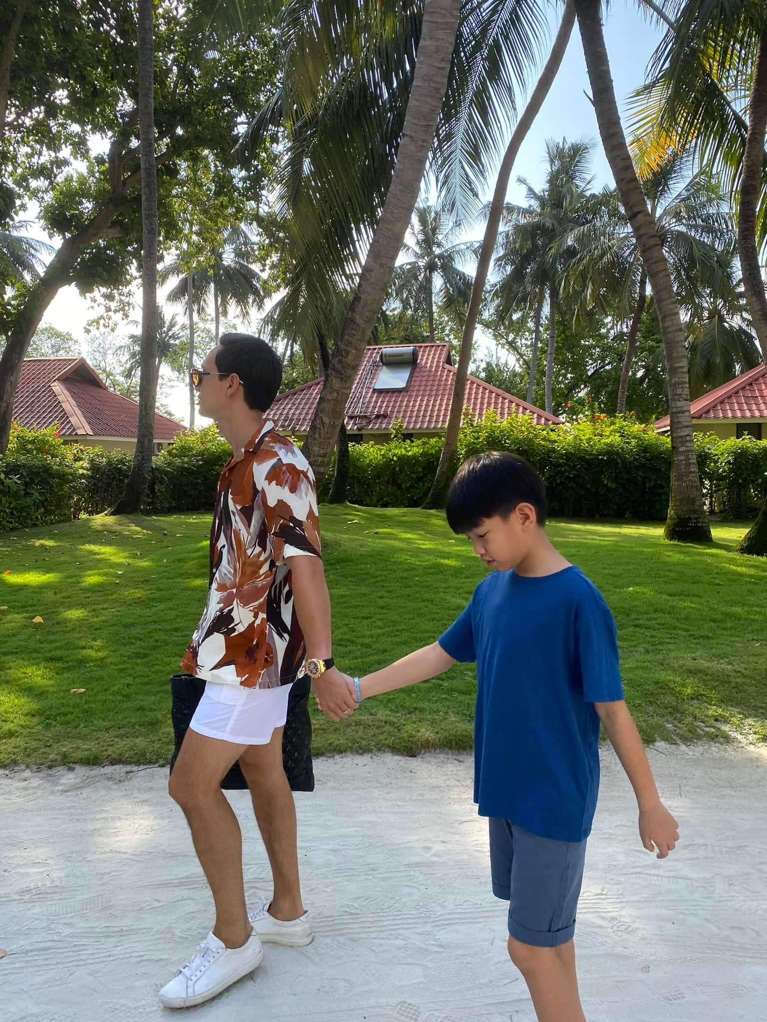 ha-ho-dang-loat-anh-kim-ly-an-can-cham-soc-cac-con-nhan-ngay-cua-cha-hanh-dong-voi-su-beo-gay-sot