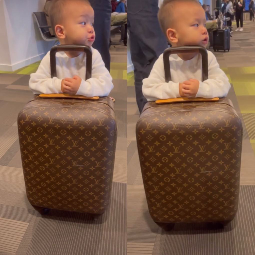 Khan-gia-cuoi-phi-truoc-bieu-cam-ngo-nghinh-dang-yeu-cua-leon-khi-tu-keo-vali-o-san-bay