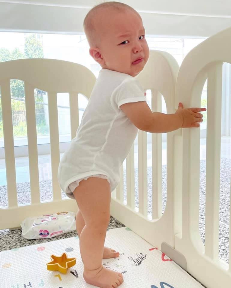 Clip-leon-khoai-chi-tha-tay-dung-vung-khien-ho-ngoc-ha-va-khan-gia-thich-thu