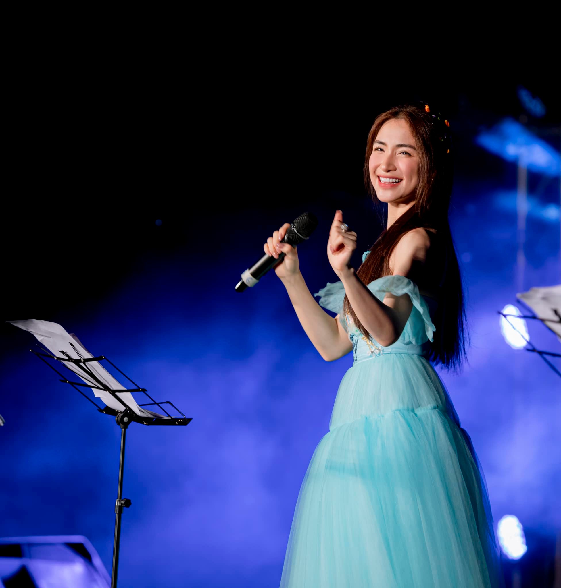 Hoa-minzy-khoe-nhan-sac-trong-treo-xinh-dep-tua-nang-tho-trong-show-dien-tai-hoa-binh-2