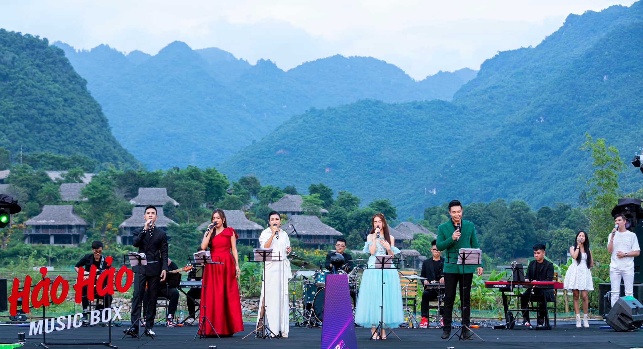 Hoa-minzy-khoe-nhan-sac-trong-treo-xinh-dep-tua-nang-tho-trong-show-dien-tai-hoa-binh-8