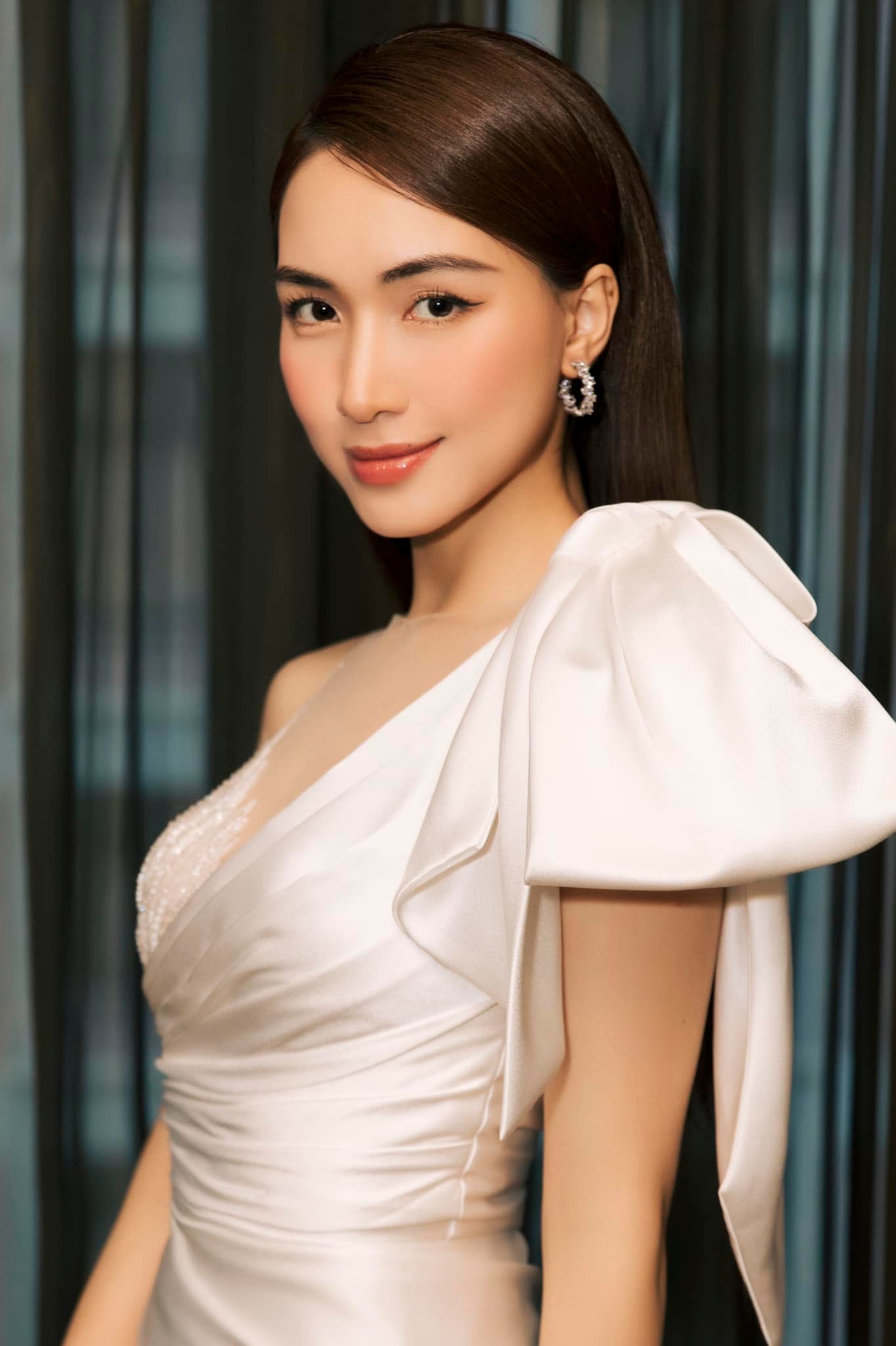 Hoai-minzy-khoe-nhan-sac-trong-treo-xinh-dep-tua-nang-tho-trong-show-dien-tai-hoa-binh