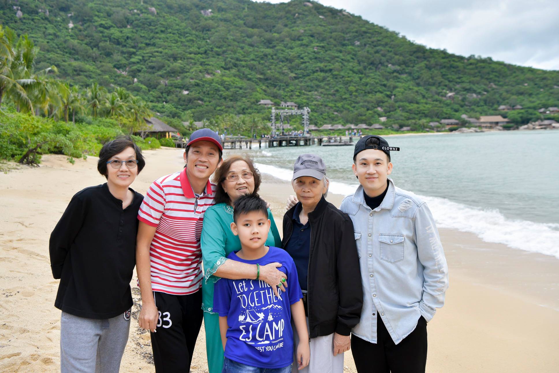 Ho-ngoc-ha-xot-xa-dam-vinh-hung-cung-dan-sao-gui-loi-dong-vien-em-trai-hoai-linh