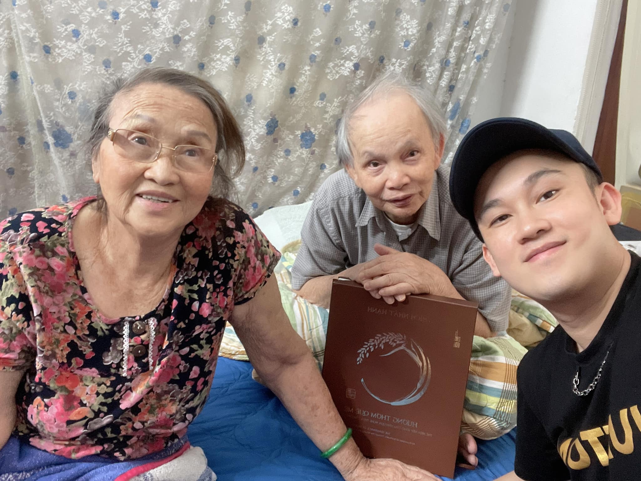 Ho-ngoc-ha-xot-xa-dam-vinh-hung-cung-dan-sao-gui-loi-dong-vien-em-trai-hoai-linh