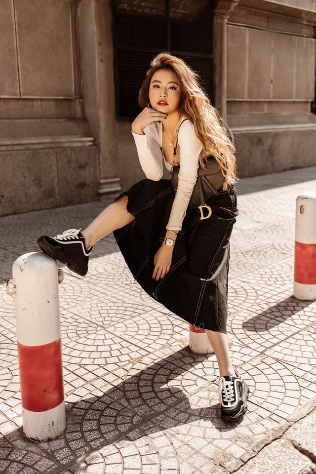 Ho&agrave;ng Thuỳ Linh lộ h&igrave;nh ảnh phản cảm khiến cư d&acirc;n mạng đứng ngồi kh&ocirc;ng y&ecirc;n