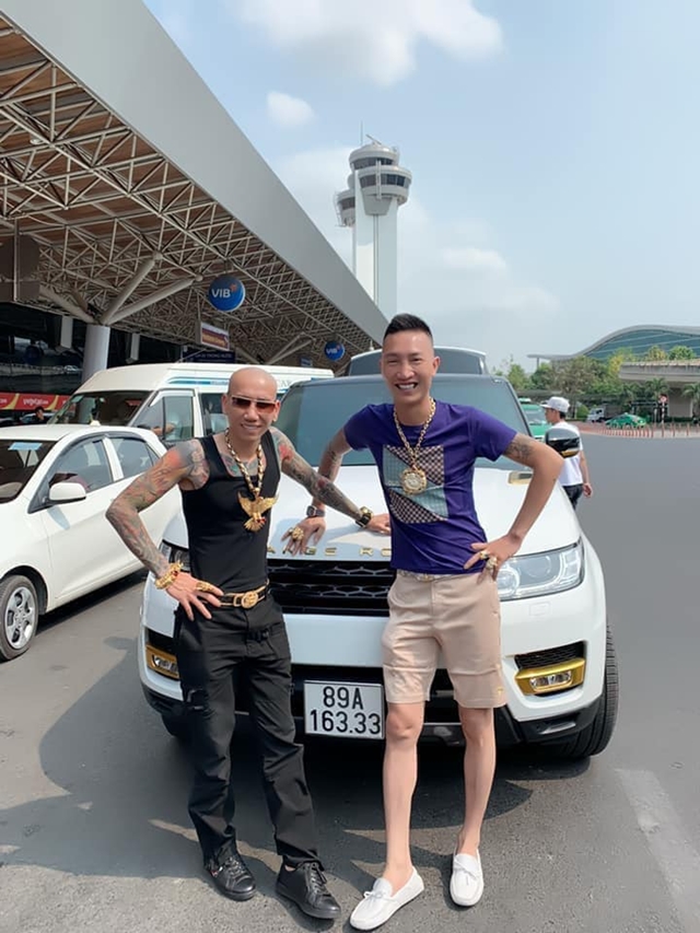 Dẫu vậy, kh&ocirc;ng thể phủ nhận cuộc sống của Huấn rất sang chảnh, chịu chơi v&agrave; gi&agrave;u c&oacute;. Kh&ocirc;ng chỉ thế, anh ch&agrave;ng n&agrave;y c&ograve;n sở hữu h&agrave;ng loạt xe sang, c&oacute; chiếc l&ecirc;n tới gần chục tỷ đồng, cũng như thường xuy&ecirc;n xuất hiện b&ecirc;n h&agrave;ng loạt c&aacute;c xe sang kh&aacute;c.