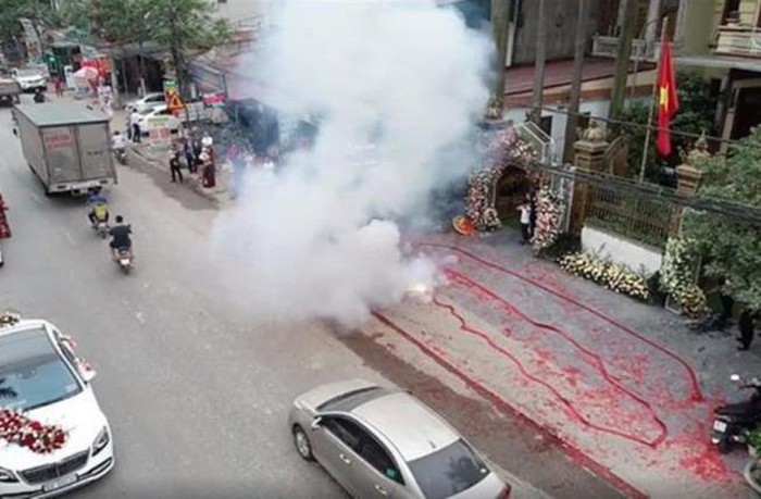 N&oacute;ng: Hai người đốt 50m ph&aacute;o tại đ&aacute;m cưới ở S&oacute;c Sơn bị tam giữ