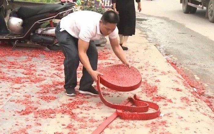 N&oacute;ng: Hai người đốt 50m ph&aacute;o tại đ&aacute;m cưới ở S&oacute;c Sơn bị tam giữ