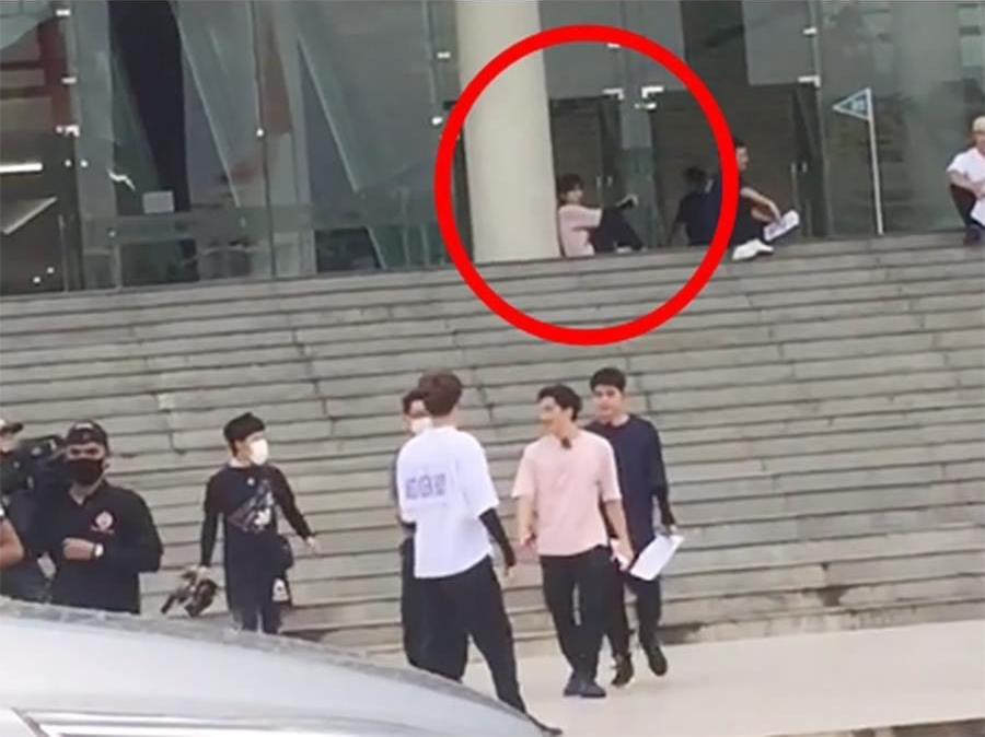 Xuat-hien-anh-jack-ngoi-than-tho-1-minh-trong-luc-cac-thanh-vien-running-man-dang-tu-tap-de-ghi-hinh