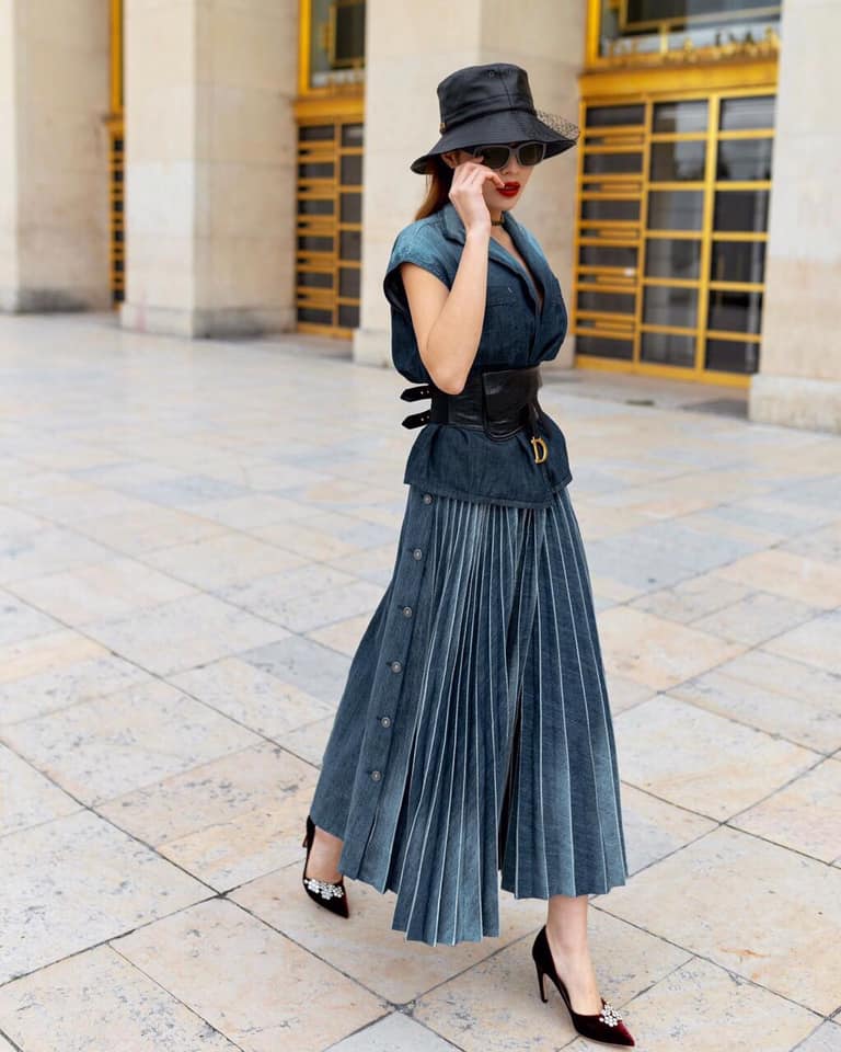 Chan-dai-tung-duoc-dang-le-nguyen-vu-dua-don-than-nhien-coi-bo-cuc-ao-lo-dung-cho-hiem-gay-ngo-ngang