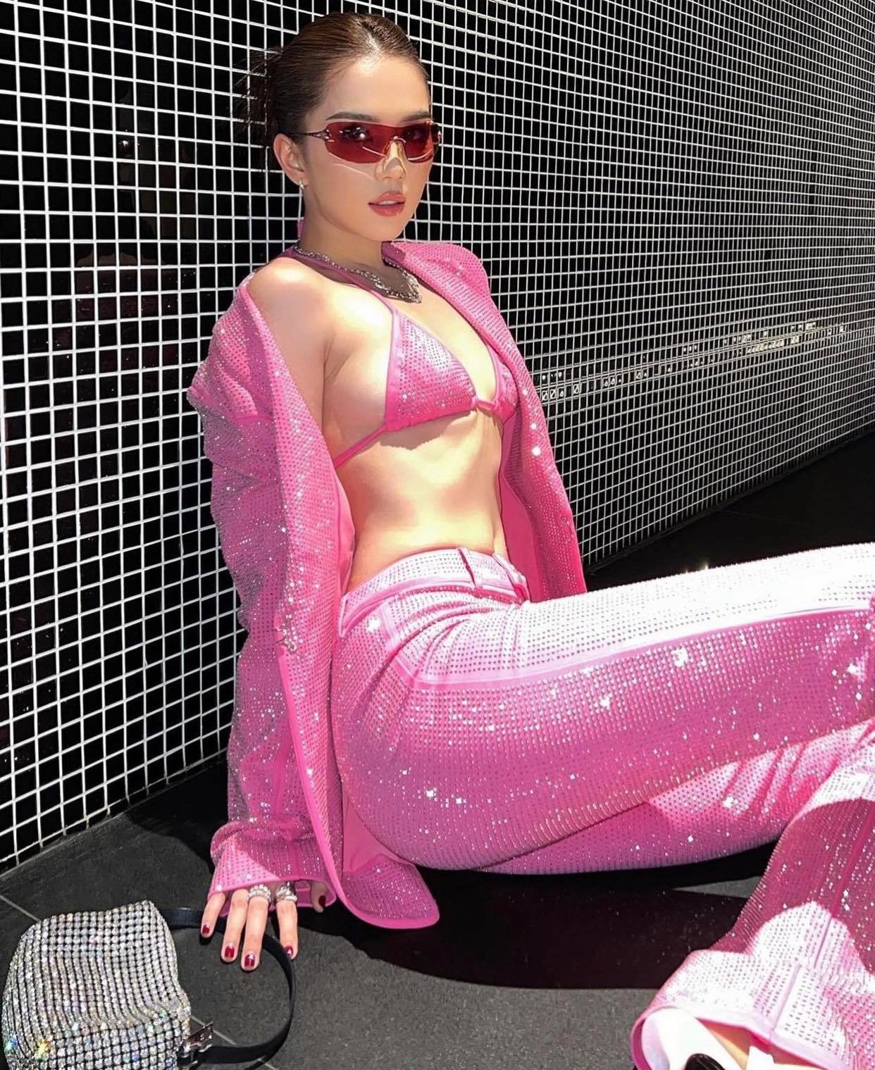 Ngoc-trinh-mac-ao-lot-nho-xiu-khoe-tron-vong-1-va-vong-2-phang-li-an-dut-ninh-duong-lan-ngoc-7