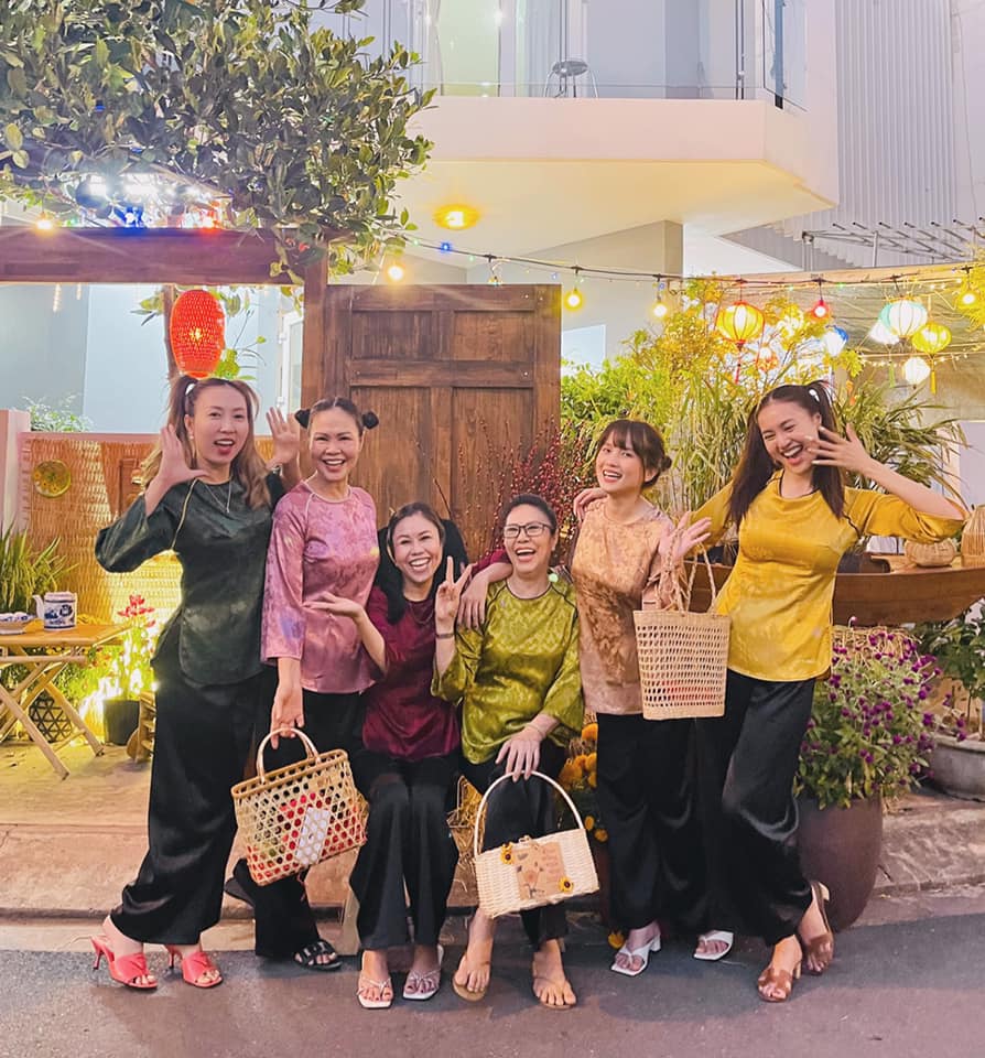 Bat-tron-canh-lan-ngoc-dang-chup-anh-tet-ben-gia-dinh-nhan-sac-that-qua-camera-thuong-gay-ngo-ngang