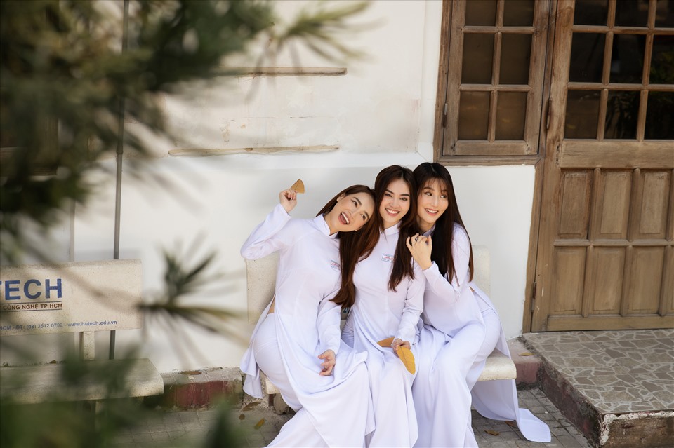 Clip-ninh-duong-lan-ngoc-lien-tuc-bi-nem-do-vao-nguoi-gay-sot-cdm