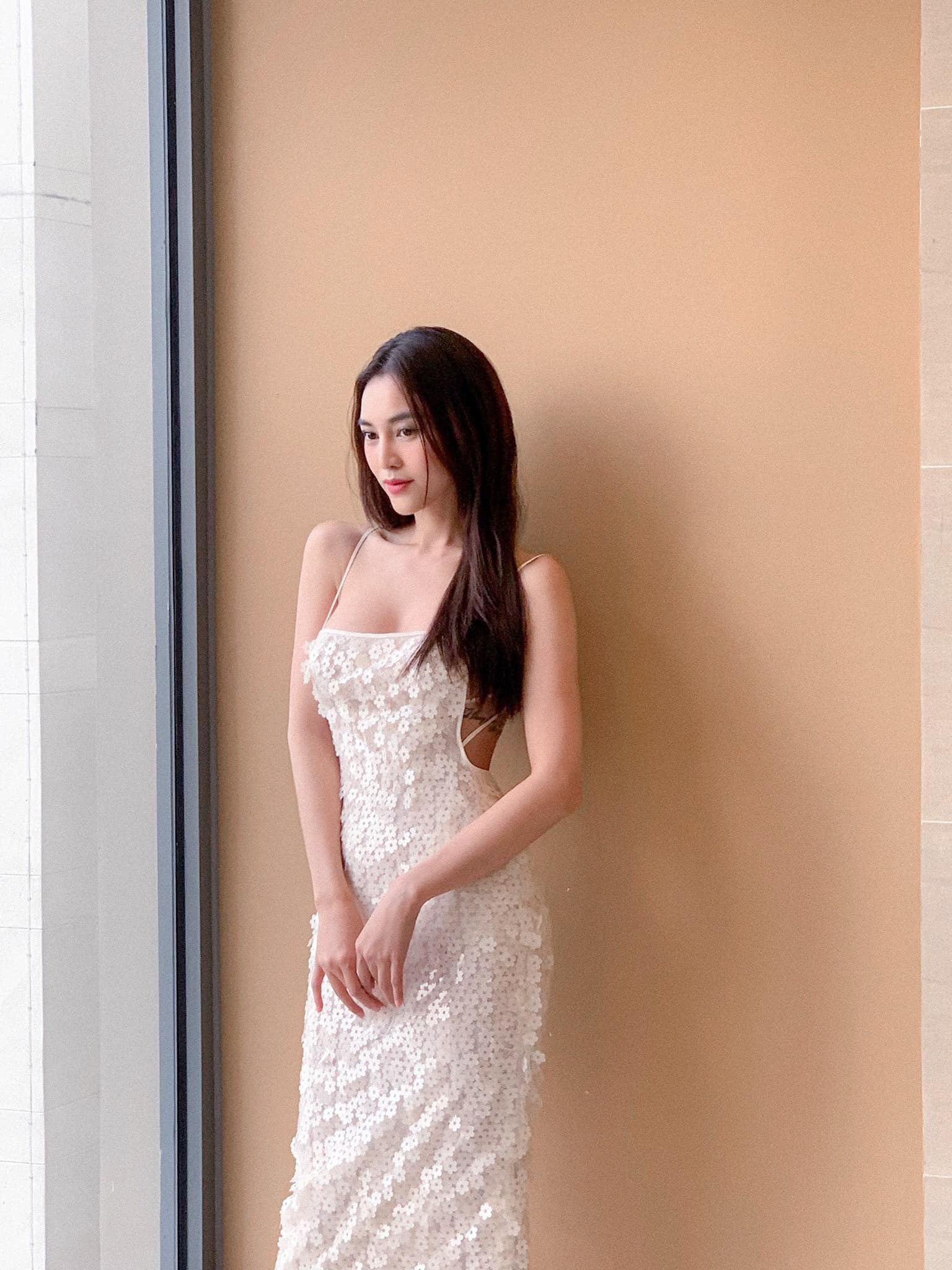 Bat-tron-canh-lan-ngoc-khoe-lung-tran-non-na-cung-vong-3-co-khung-lo-ro-hinh-xam-dac-biet-gay-sot-4