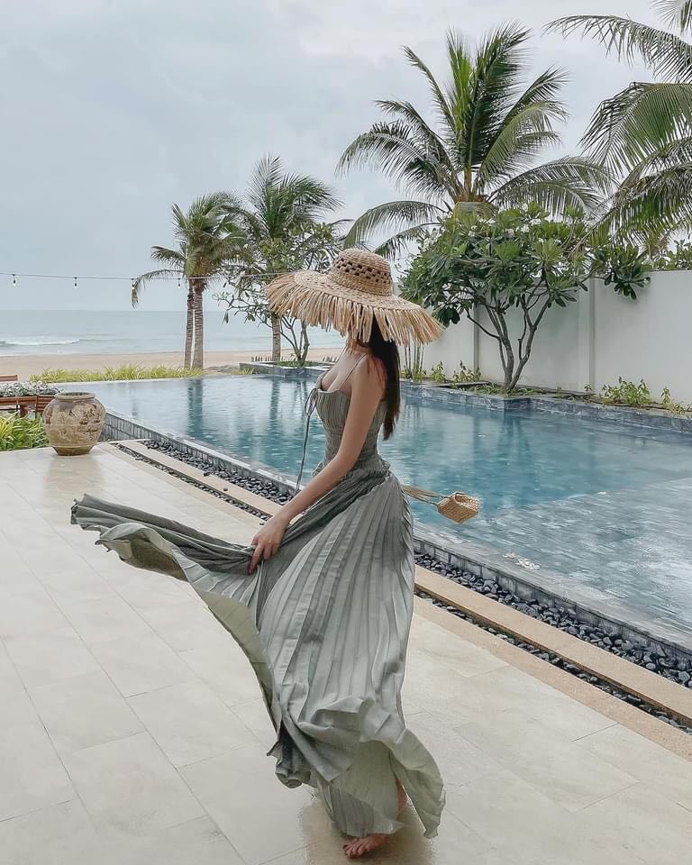 Lan-ngoc-tha-rong-vong-1-ngon-ngon-khoe-tron-duong-cong-nong-bong-ngang-ngua-ngoc-trinh