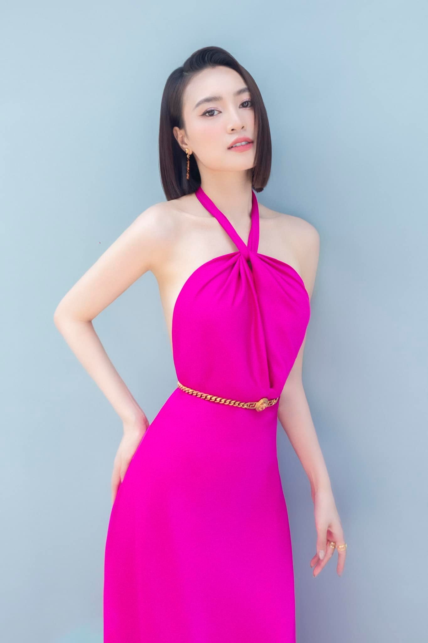 Lan-ngoc-tu-tin-mac-bikini-xanh-coban-khoe-vong-1-size-khung-cung-vong-eo-phnag-ly-an-dut-ngoc-trinh