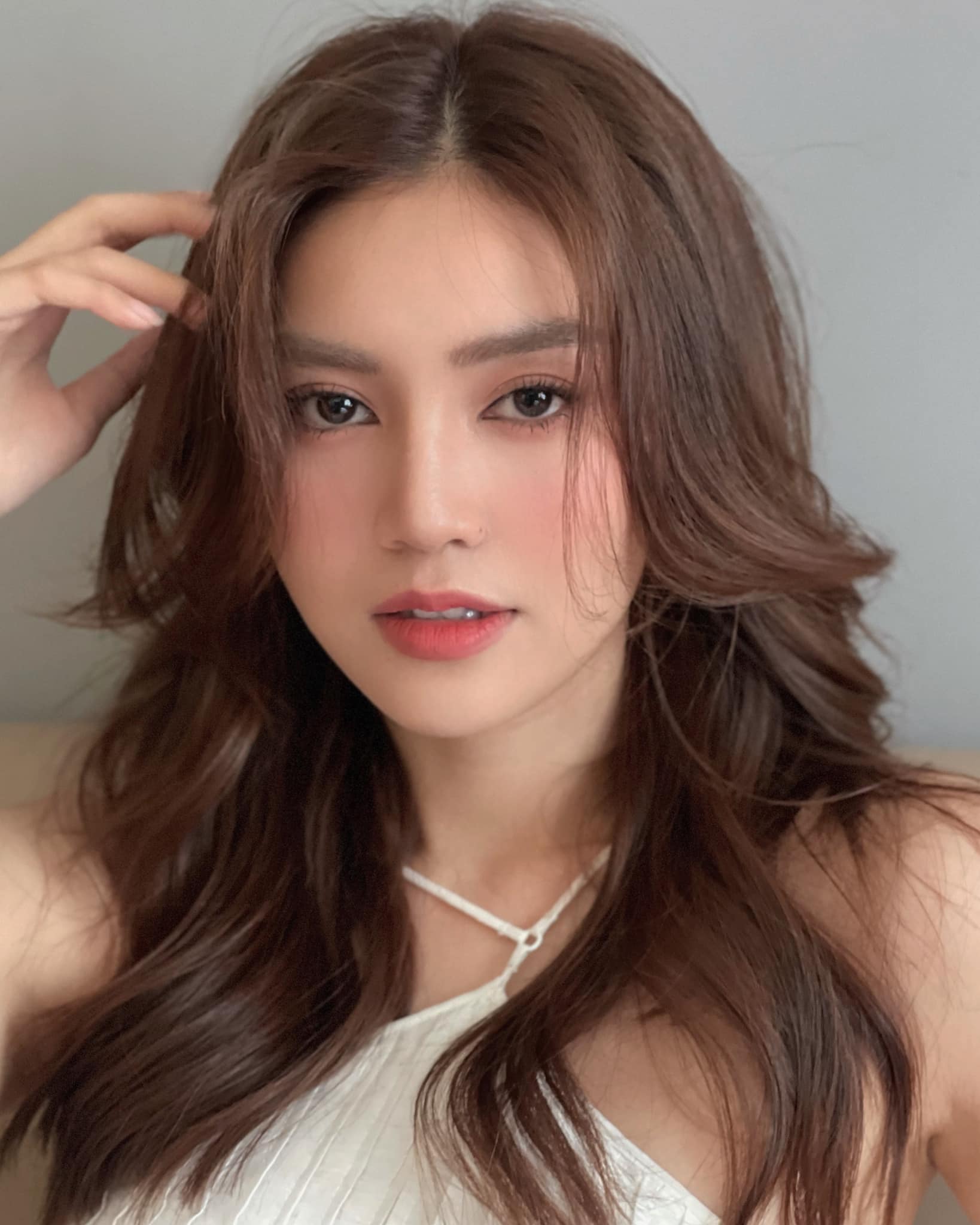 Clip-lan-ngoc-say-sua-hat-nhan-sac-doi-thuc-va-voc-dang-u30-qua-ong-kinh-camera-thuong-gay-sung-so