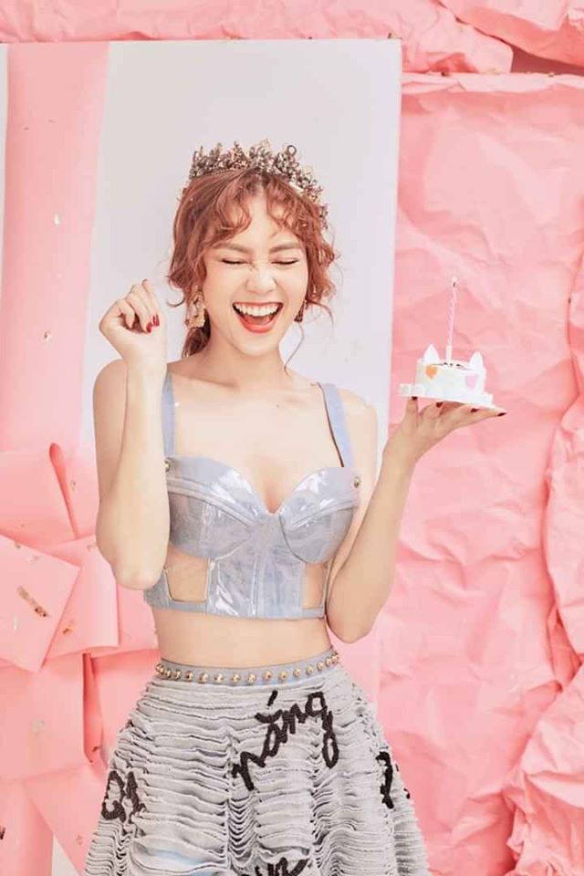 Lan Ngọc t&ecirc;n đầy đủ l&agrave; Ninh Dương Lan Ngọc, sinh ng&agrave;y 4 th&aacute;ng 4 năm 1990 tại Th&agrave;nh phố Hồ Ch&iacute; Minh. C&ocirc; l&agrave; một diễn vi&ecirc;n hoạt động từ năm 17 tuổi nhưng đến năm 19 tuổi mới được mọi người biết đến qua bộ phim C&aacute;nh đồng bất tận khi đang l&agrave; sinh vi&ecirc;n Trường Đại học S&acirc;n khấu - Điện ảnh TP HCM. T&iacute;nh từ l&uacute;c v&agrave;o nghề đến nay, Lan Ngọc đ&atilde; c&oacute; 12 năm theo nghiệp diễn.[1] Ngo&agrave;i ra, Lan Ngọc c&ograve;n được mời l&agrave;m kh&aacute;ch mời hoặc th&agrave;nh vi&ecirc;n ch&iacute;nh của những gameshow nổi tiếng như Nhanh như chớp, 7 nụ cười xu&acirc;n hay Chạy đi chờ chi. Đặc biệt c&ocirc; c&ograve;n l&agrave; th&agrave;nh vi&ecirc;n mạnh nhất trong Chạy đi chờ chi m&ugrave;a đầu ti&ecirc;n, gameshow mua bản quyền từ Running Man của H&agrave;n Quốc. Lan Ngọc c&oacute; lượng fan h&ugrave;ng hậu được gọi l&agrave; C&aacute;m Con. Ngo&agrave;i danh xưng C&aacute;m Mẹ th&igrave; Lan Ngọc c&ograve;n được c&aacute;c fan C&aacute;m Con đặt biệt danh l&agrave; Mẹ Nọc hay Mẹ N&ograve;ng Nọc. D&ugrave; vậy, cuộc đời c&ocirc; cũng rất kh&oacute; khăn khi phải qua Singapore kiểm tra dạ d&agrave;y v&igrave; bị vi&ecirc;m lo&eacute;t dạ d&agrave;y v&agrave; c&aacute;c fan C&aacute;m Con đang hoang mang v&igrave; c&ocirc; c&oacute; khả năng bị ung thư dạ d&agrave;y. D&ugrave; vậy, Lan Ngọc cũng l&agrave; người c&oacute; nghị lực, hi sinh v&igrave; điện ảnh m&agrave; phải chịu cực khổ b&ecirc;n trong những th&agrave;nh c&ocirc;ng của Điện ảnh Việt Nam. V&agrave;o khoảng thời gian đầu chưa nổi tiếng, Lan Ngọc đ&atilde; xuất hiện trong một số quảng c&aacute;o v&agrave; MV ca nhạc cho ca sĩ, tuy nhi&ecirc;n chưa thật sự c&oacute; t&ecirc;n tuổi. C&ocirc; cũng từng v&agrave;o vai phụ trong những phim truyền h&igrave;nh như Gia đ&igrave;nh ph&eacute;p thuật, Người đẹp B&igrave;nh Dương, F21,&hellip; Ng&agrave;y 4 th&aacute;ng 9 năm 2018, Lan Ngọc đ&atilde; cho ra mắt b&agrave;i h&aacute;t "G&aacute;i gi&agrave; tuyển phi c&ocirc;ng". Ngay khi vừa ra mắt, c&ocirc; đ&atilde; khiến kh&aacute;n giả bất ngờ v&igrave; sự lột x&aacute;c mới mẻ. Trong MV, người h&acirc;m mộ c&oacute; thể thấy 4 h&igrave;nh tượng của c&ocirc;: trẻ trung, sexy, n&oacute;ng bỏng, v&agrave; g&aacute;i gi&agrave; ế ẩm. Gần đ&acirc;y nhất, ng&agrave;y 25 th&aacute;ng 11 năm 2019, Lan Ngọc đ&atilde; ra mắt MV "G&aacute;i gi&agrave; muốn lấy chồng" v&agrave; được nhiều sự ủng hộ từ c&aacute;c C&aacute;m Con cũng như c&aacute;c nghệ sĩ kh&aacute;c.