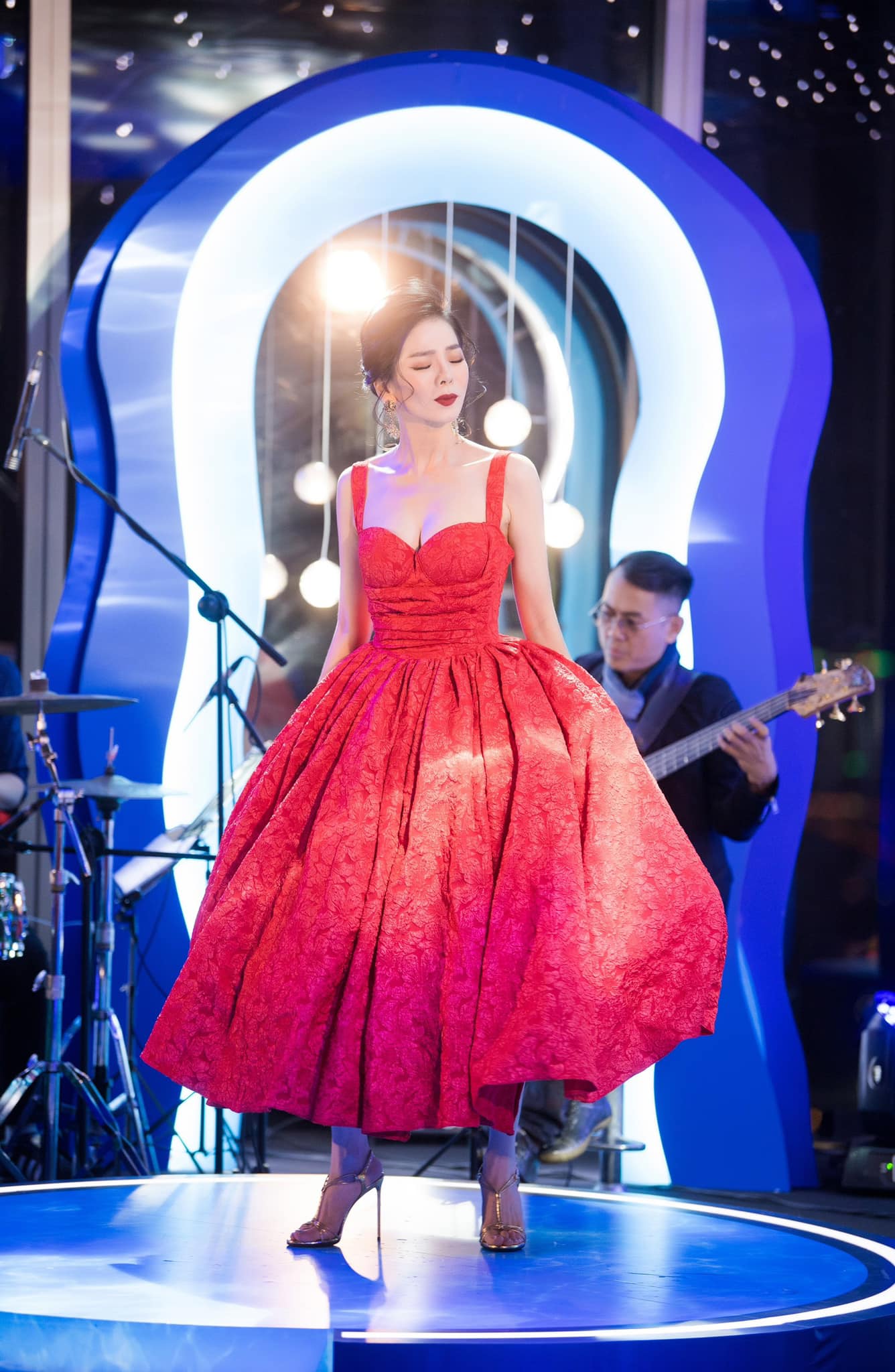 Le-quyen-vo-tu-dien-vay-tre-nai-lo-tron-doi-go-bong-dao-tran-vien-ngang-ngua-ho-ngoc-ha-8