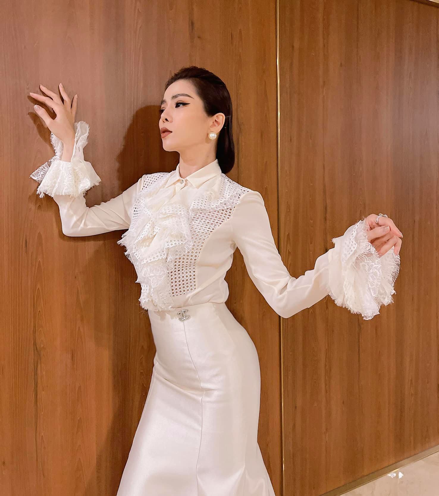 Le-quyen-xinh-nhu-bup-be-dien-vay-khoet-sau-khoe-vong-1-goi-cam-cung-body-nuot-na-lan-at-ly-nha-ky-5