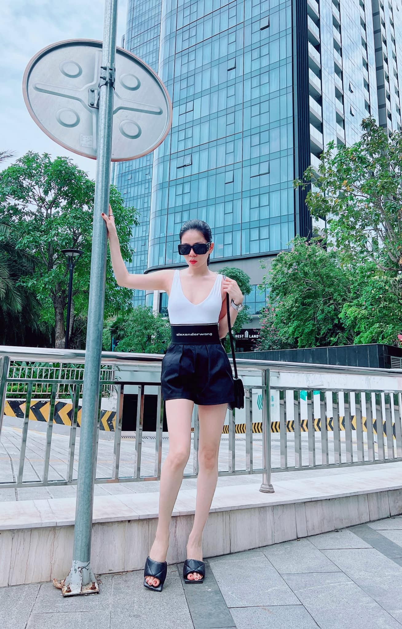 Bat-tron-khoanh-khac-le-quyen-tha-dang-o-pho-lo-ro-voc-dang-that-sau-anh-hao-quang-khien-danh-tinh-tram-tro-1