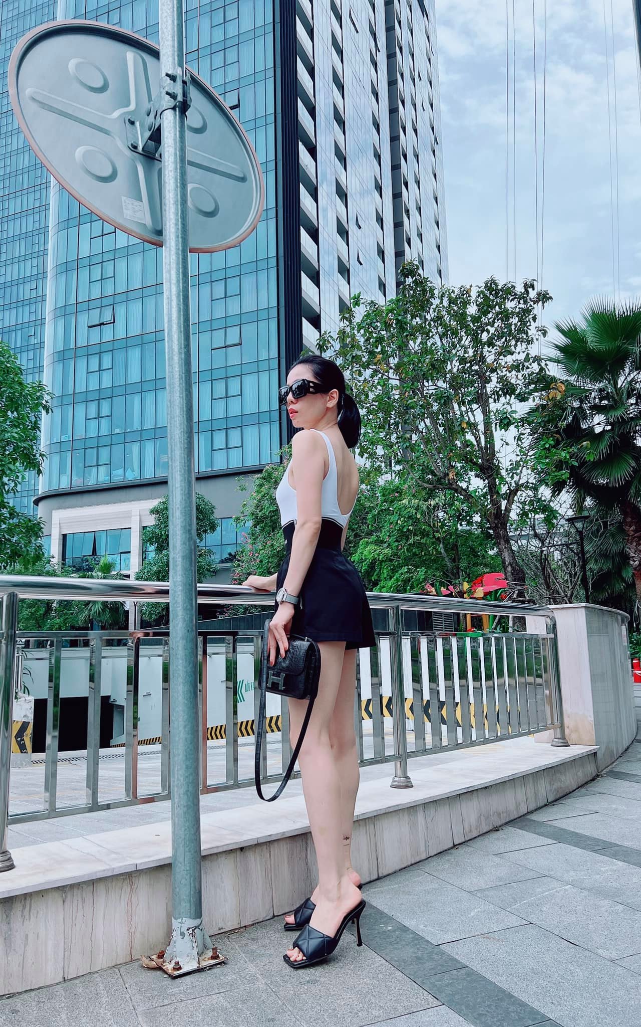 Bat-tron-khoanh-khac-le-quyen-tha-dang-o-pho-lo-ro-voc-dang-that-sau-anh-hao-quang-khien-danh-tinh-tram-tro-3