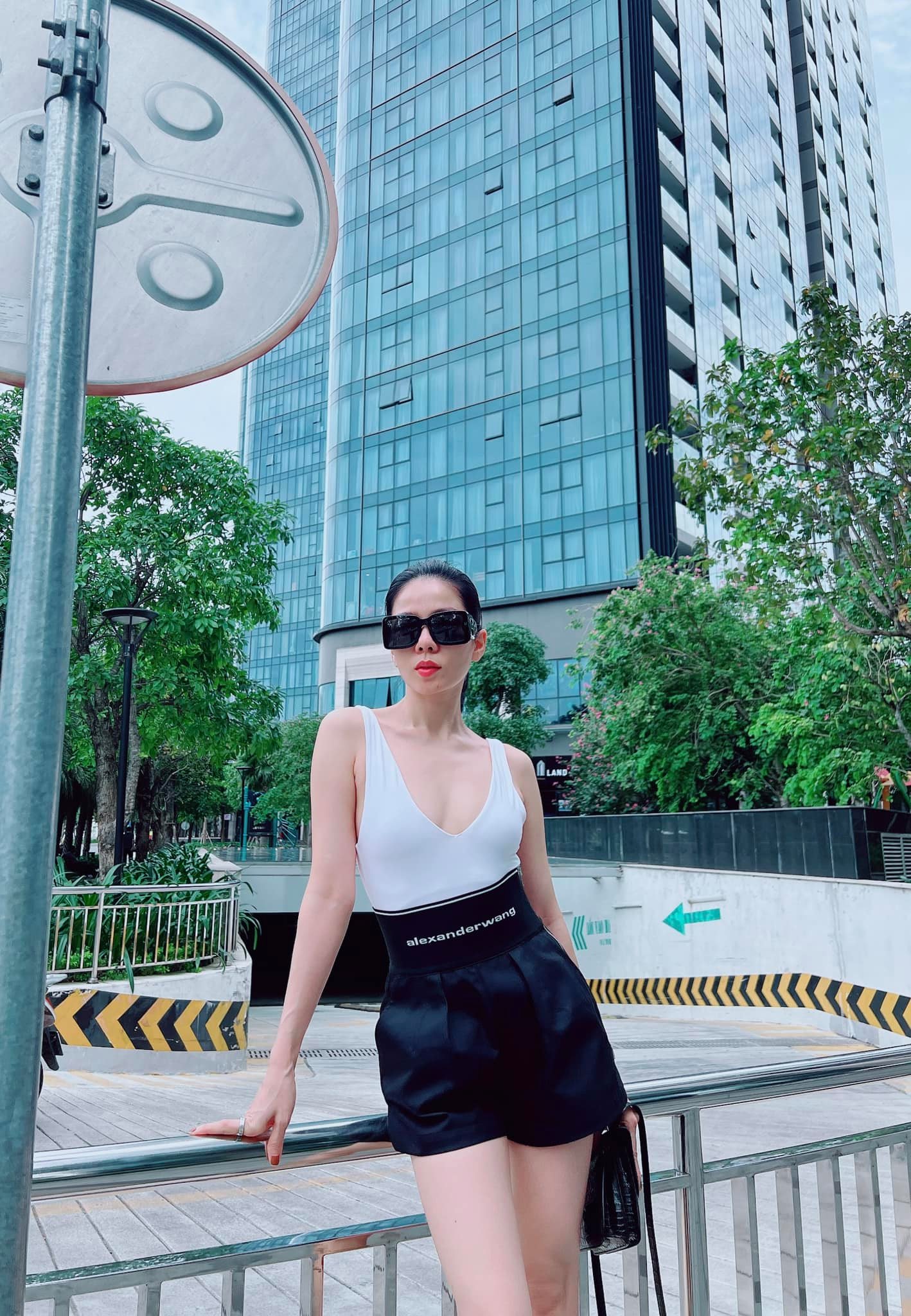 Bat-tron-khoanh-khac-le-quyen-tha-dang-o-pho-lo-ro-voc-dang-that-sau-anh-hao-quang-khien-danh-tinh-tram-tro2