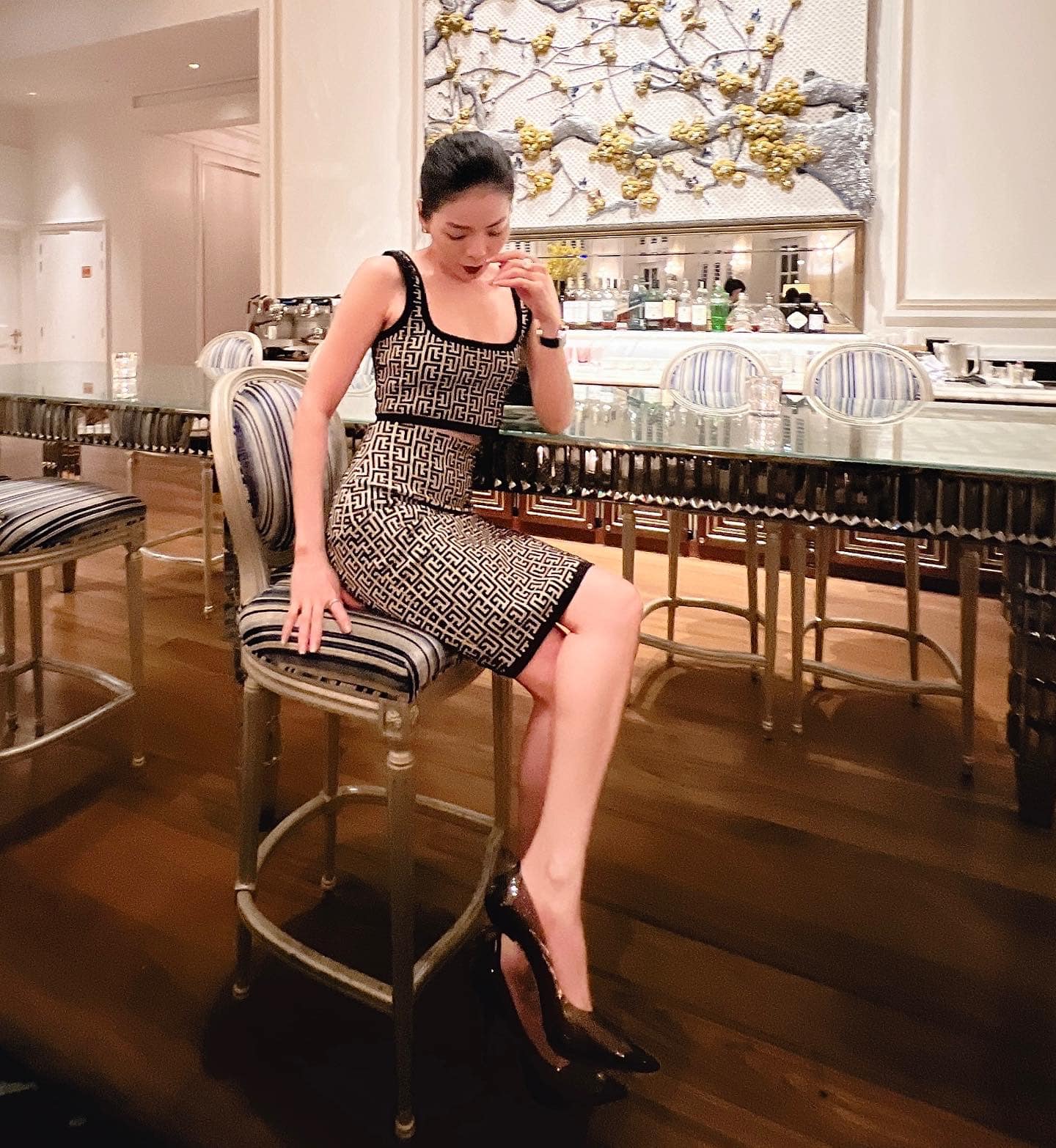 Le-quyen-mac-ao-bo-sat-ngan-cun-khoe-vong-2-phang-li-cung-than-hinh-quyen-ru-lan-at-ngoc-trinh-10