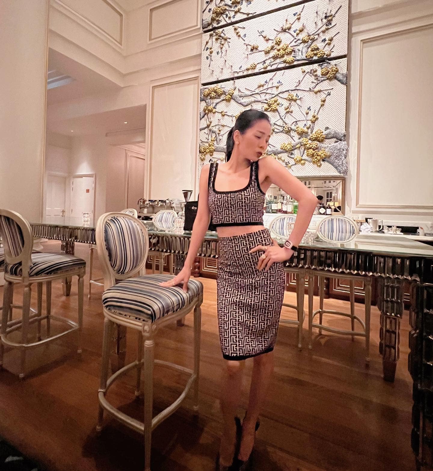 Le-quyen-mac-ao-bo-sat-ngan-cun-khoe-vong-2-phang-li-cung-than-hinh-quyen-ru-lan-at-ngoc-trinh-11