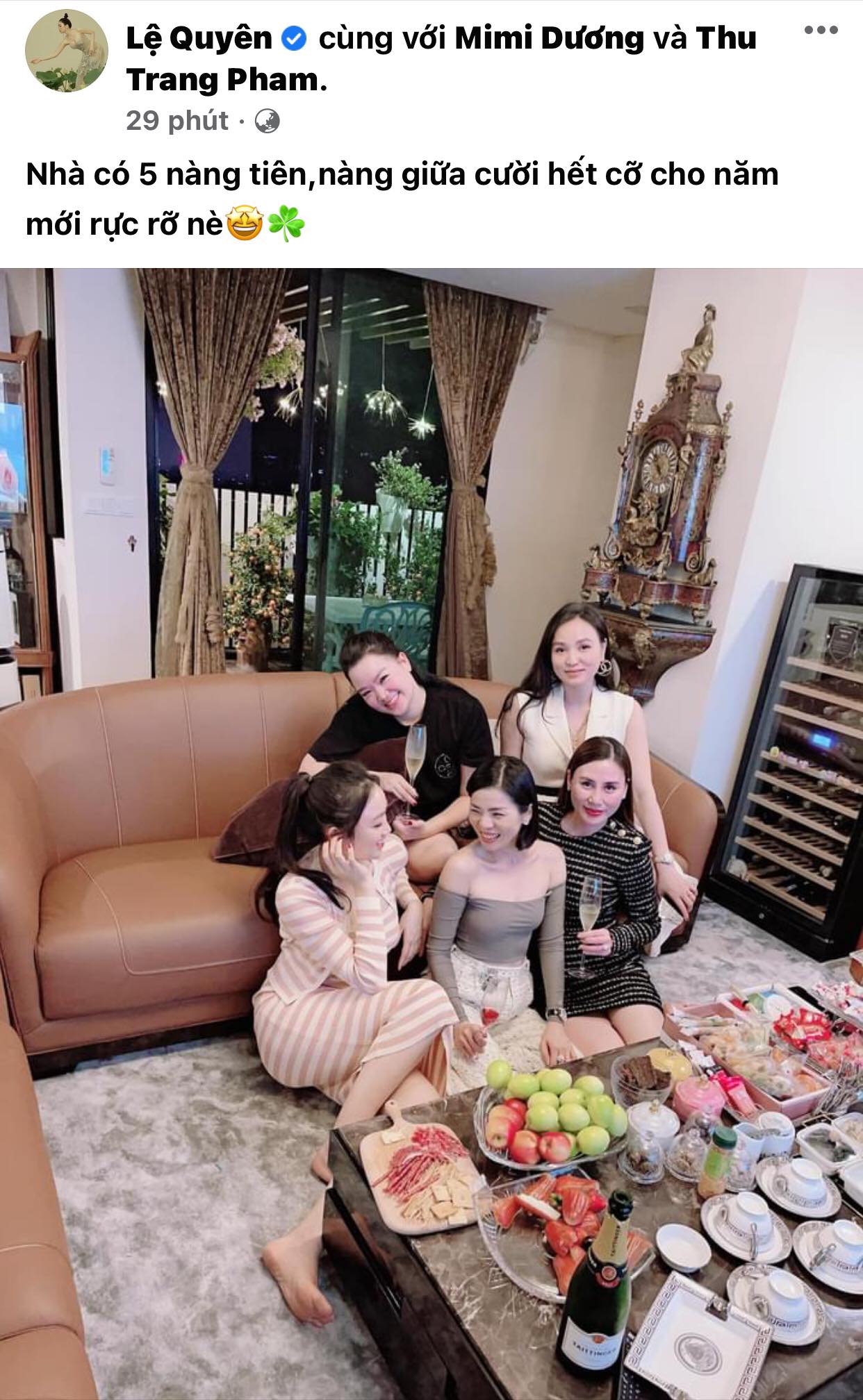 Le-quyen-ko-nhan-sac-that-trong-khoanh-khach-di-an-cung-hoi-ban-than-gay-ngo-ngang