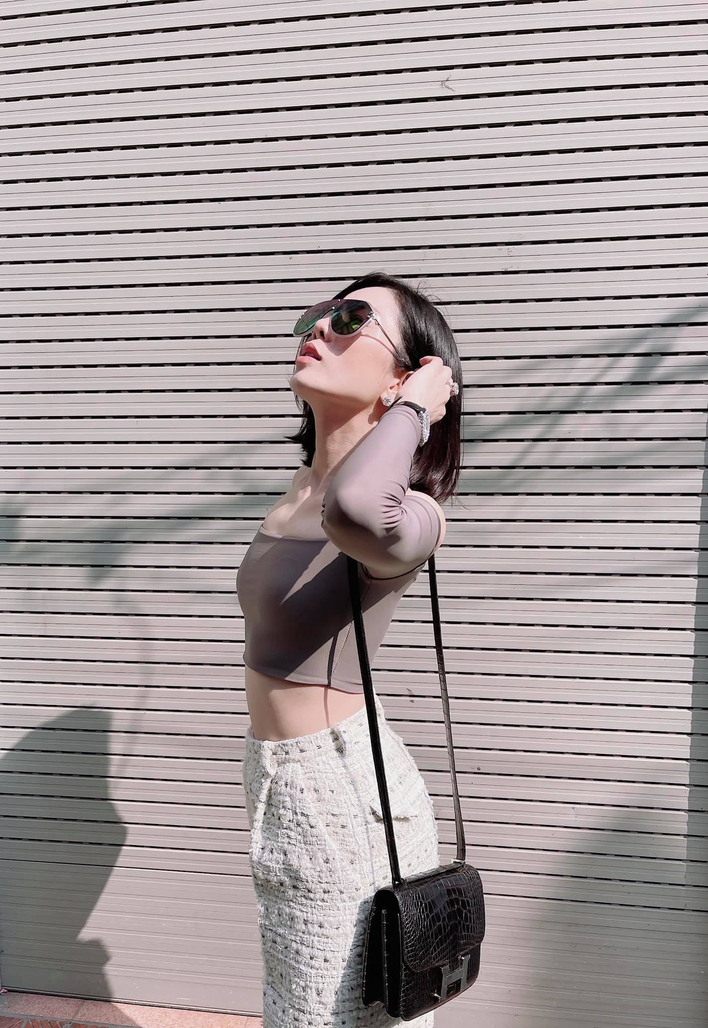 Le-quyen-ko-nhan-sac-that-trong-khoanh-khach-di-an-cung-hoi-ban-than-gay-ngo-ngang