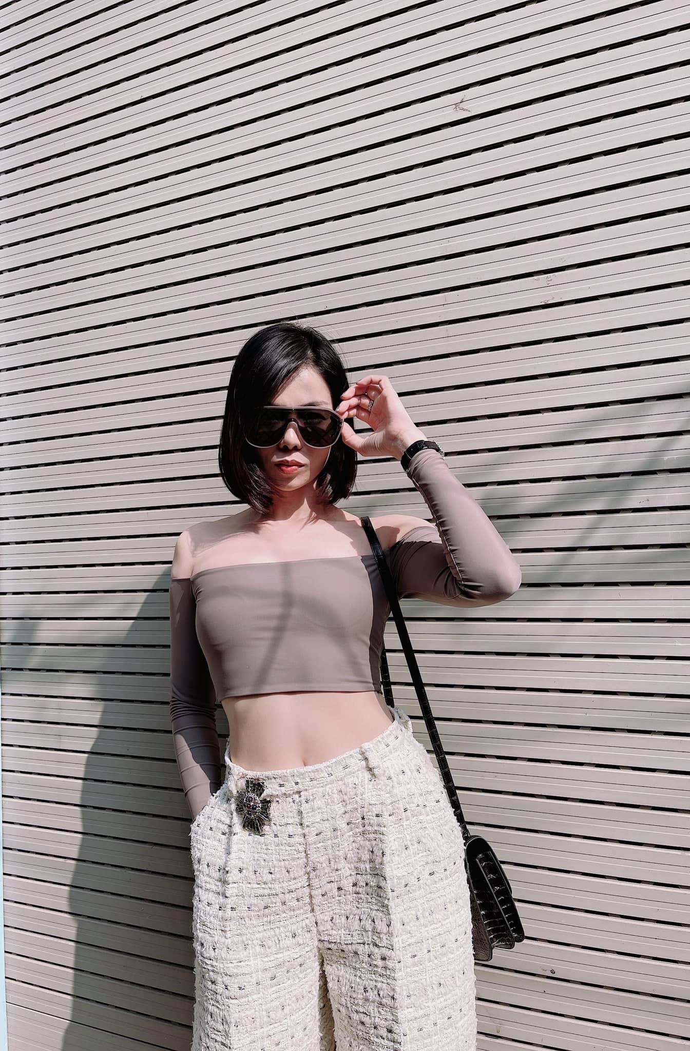 Le-quyen-ko-nhan-sac-that-trong-khoanh-khach-di-an-cung-hoi-ban-than-gay-ngo-ngang