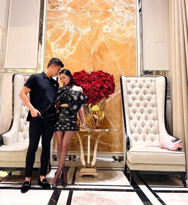 Khoe-can-tu-do-hieu-trong-biet-thu-trieu-do-le-quyen-vo-tinh-de-lo-chi-tiet-song-cung-lam-bao-chau