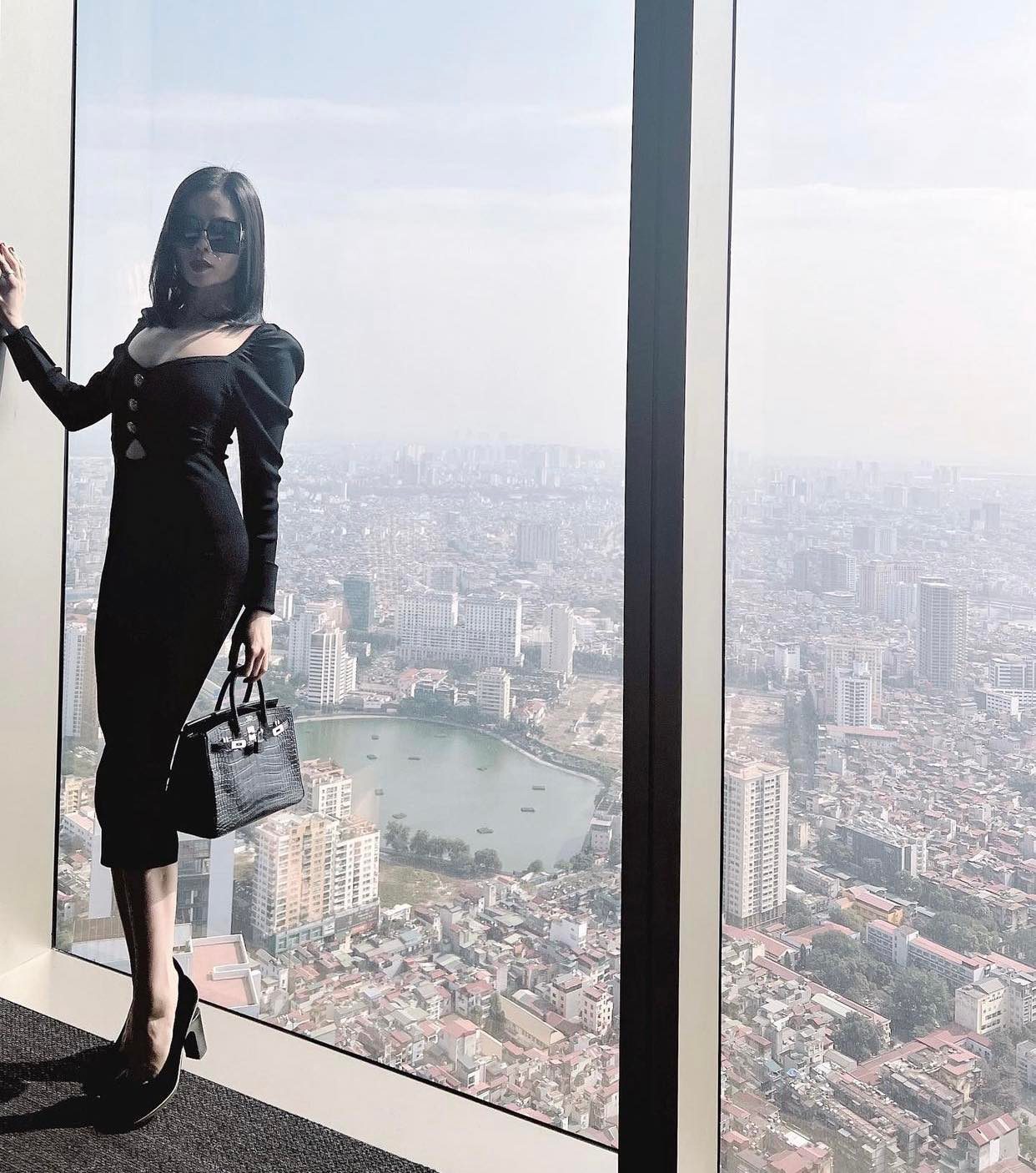 Le-quyen-dien-vay-bo-sat-tha-dang-khoe-vong-3-cang-det-vuot-mat-ngoc-trinh-3