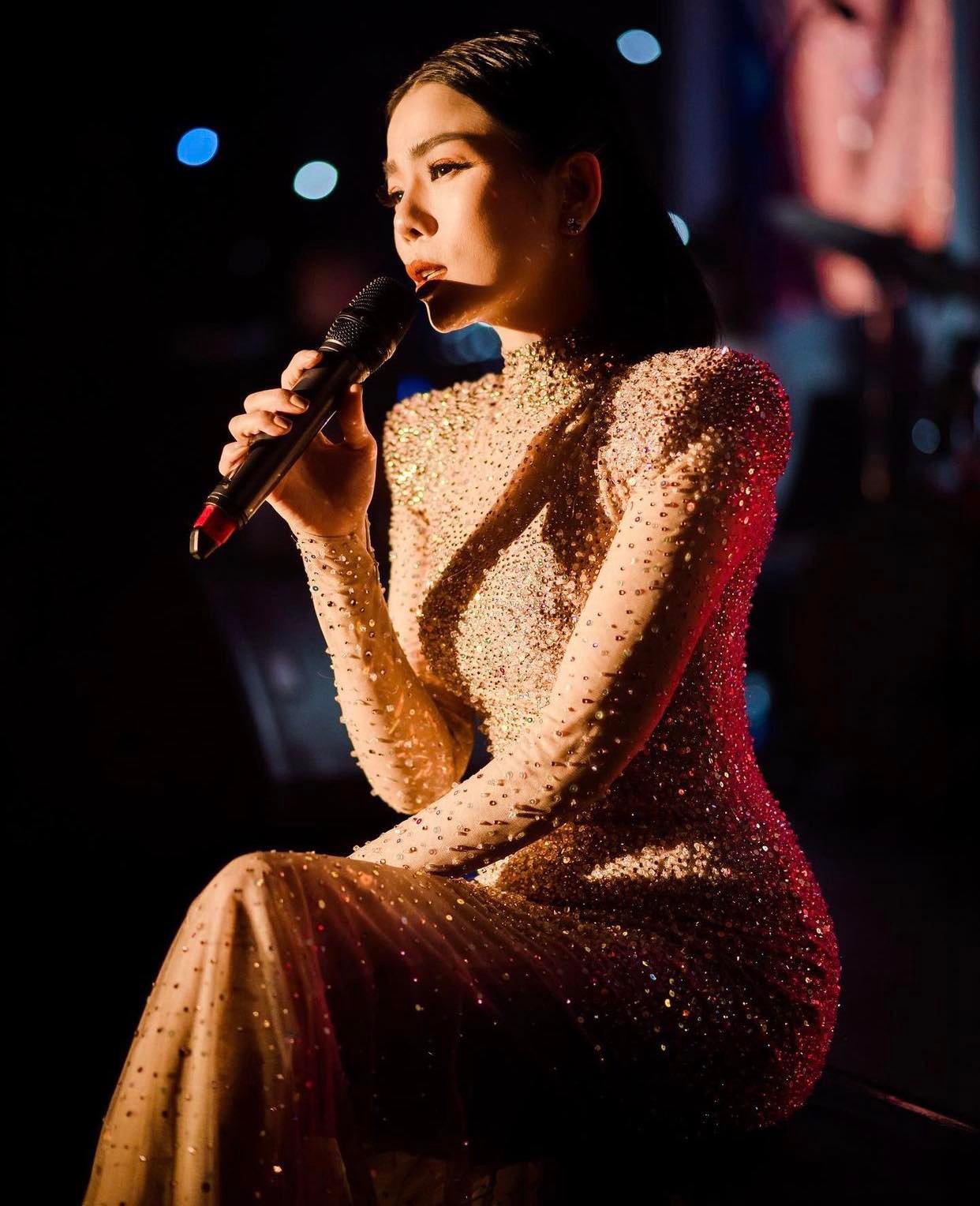 Le-quyen-manh-dan-mac-vay-body-xuyen-thau-lo-ro-voc-dang-that-o-tuoi-40-an-dut-ly-nha-ky-4