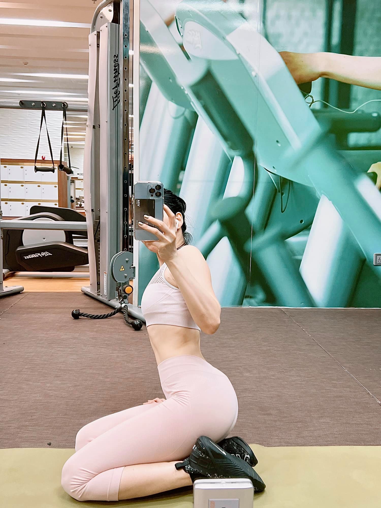 Le-quyen-tu-tin-dien-vay-khoet-sau-khoe-tron-vong-1-tran-vien-va-vong-eo-sieu-nho-lan-at-ngoc-trinh-4