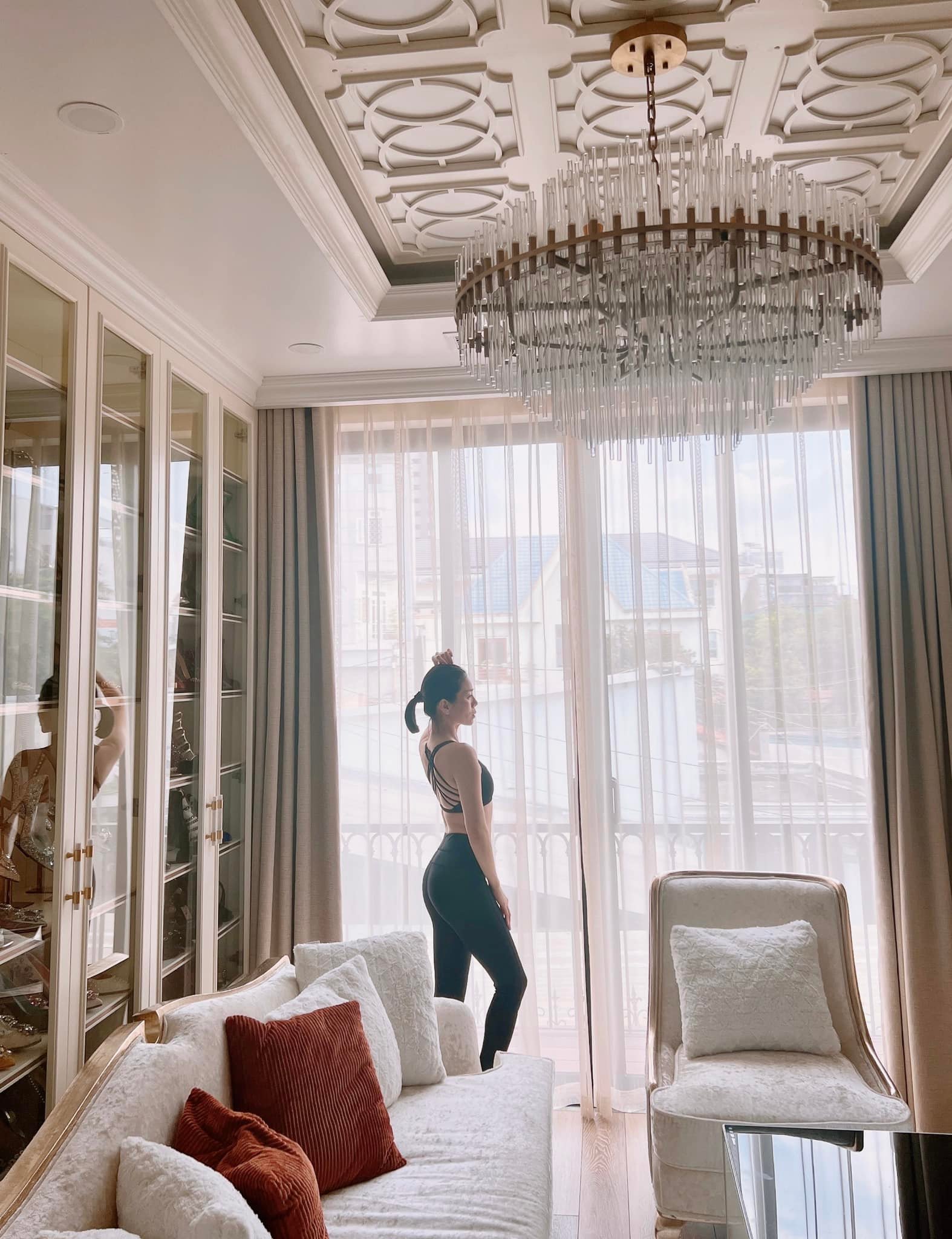 Sau-khi-thong-bao-cham-thi-MissWorld-VN-le-quyen-khoe-tron-body-voi-vong-eo-phang-li-lan-at-ha-ho-2