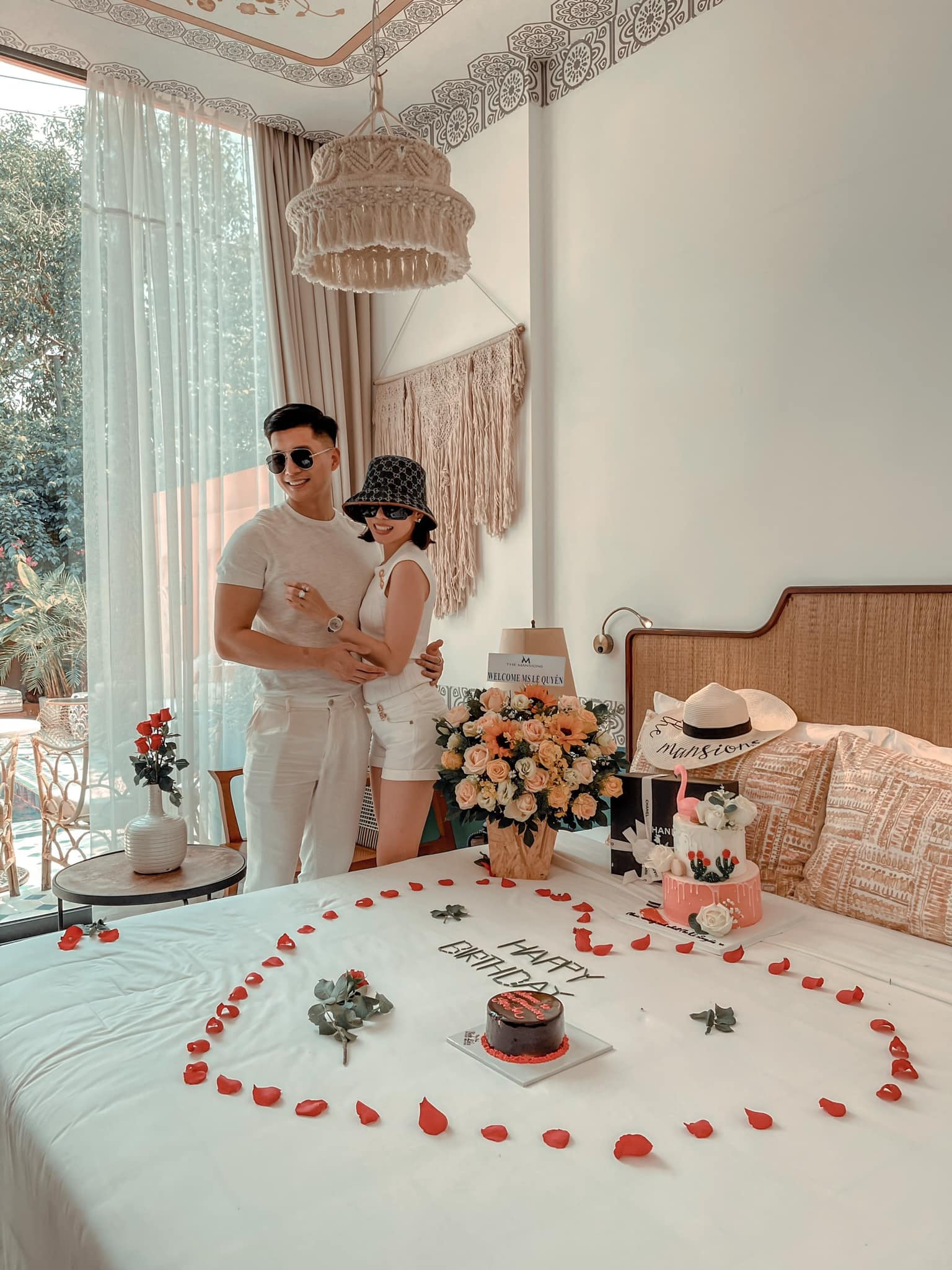 Toan-bo-buoi-sinh-nhat-hoanh-trang-cua-le-quyen-rang-ro-ben-tinh-tre-o-can-phong-dat-do-nhat-viet-nam