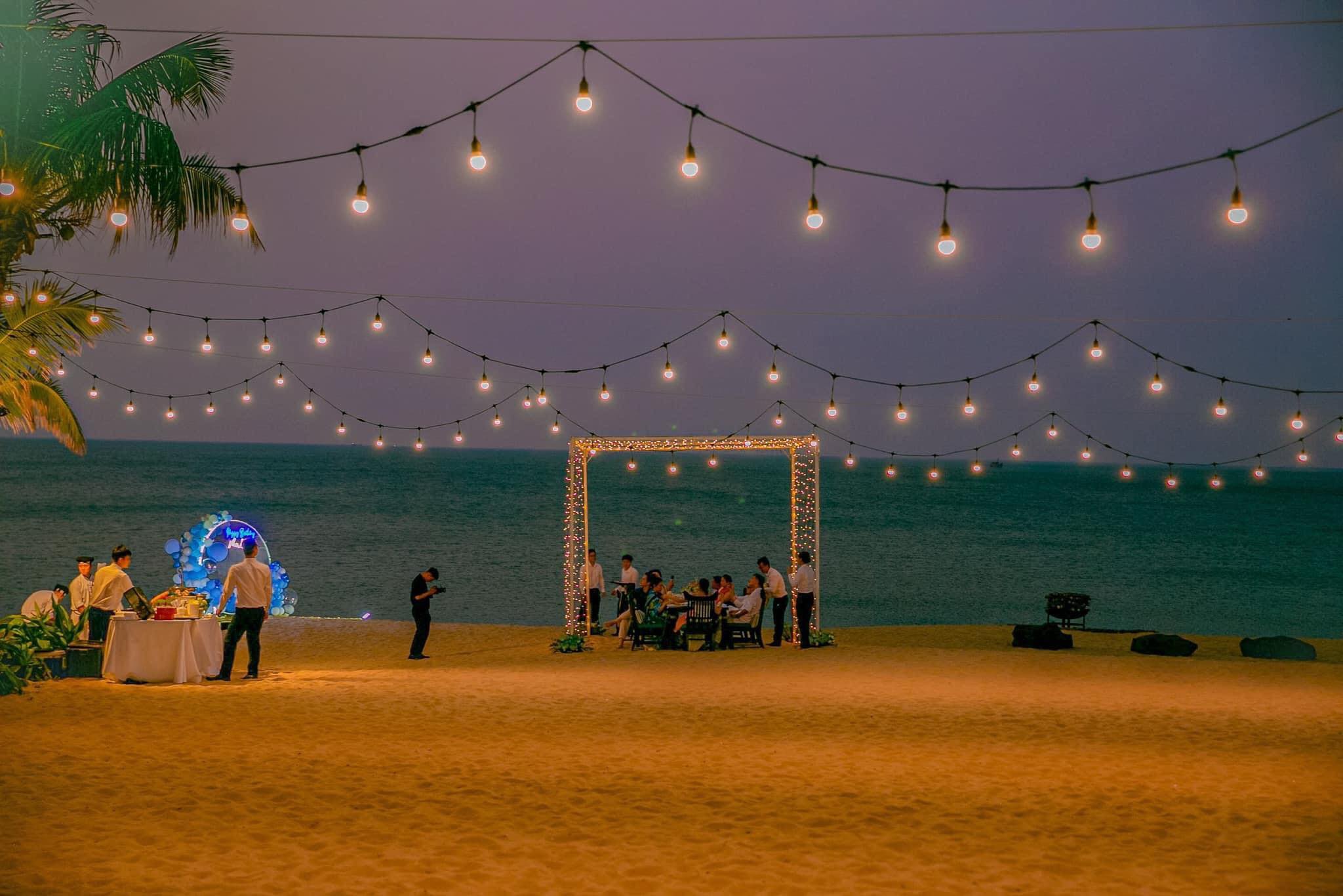 Toan-bo-buoi-sinh-nhat-hoanh-trang-cua-le-quyen-rang-ro-ben-tinh-tre-o-can-phong-dat-do-nhat-viet-nam-10