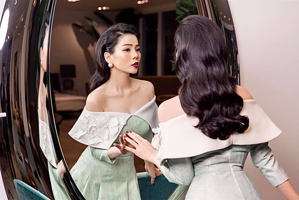 Anh-giuong-chieu-cua-le-quyen-khien-dan-tinh-xon-xao-co-the-nong-bong-khong-kem-canh-ngoc-trinh 