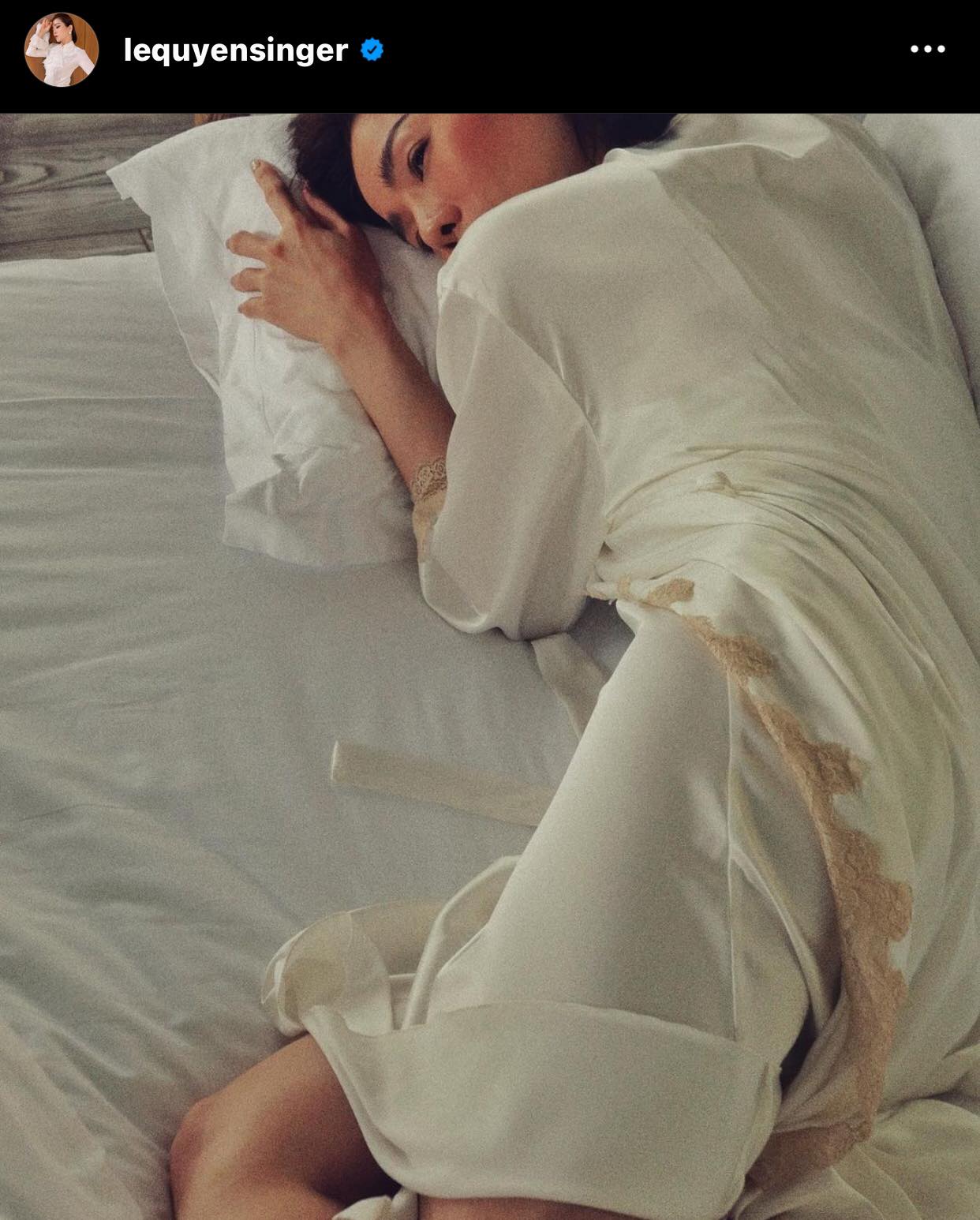 Anh-giuong-chieu-cua-le-quyen-khien-dan-tinh-xon-xao-co-the-nong-bong-khong-kem-canh-ngoc-trinh 