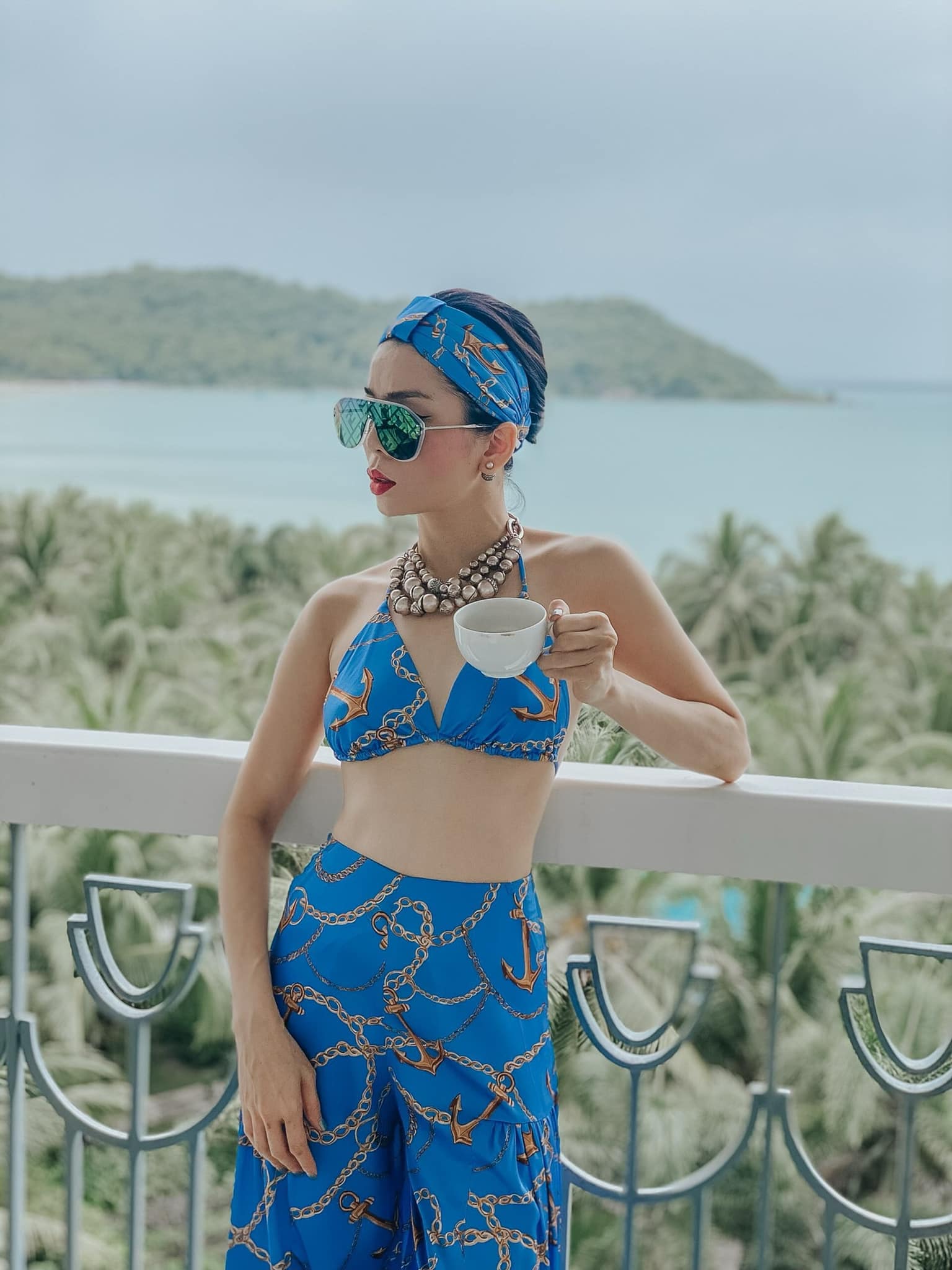 Voc-dang-tuoi-40-cung-nhan-sac-that-su-cua-le-quyen-qua-loat-anh-camera-thuong-khien-cdm-ngo-ngang