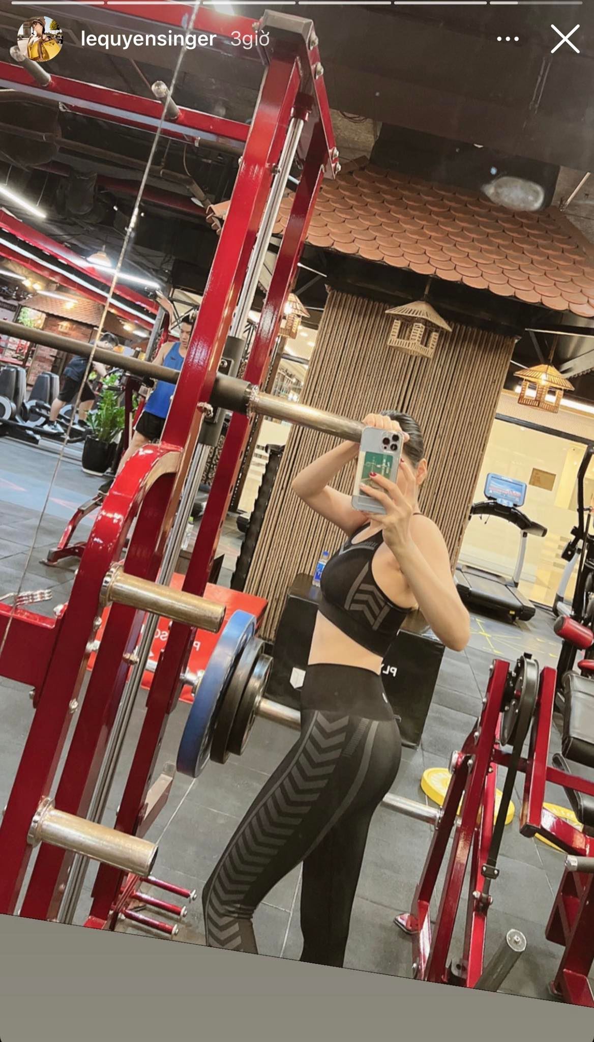 Le-quyen-tu-tin-dang-anh-dien-do-tap-bo-sat-khoe-vong-eo-con-kien-tru-danh-truoc-guong-gay-sot-4