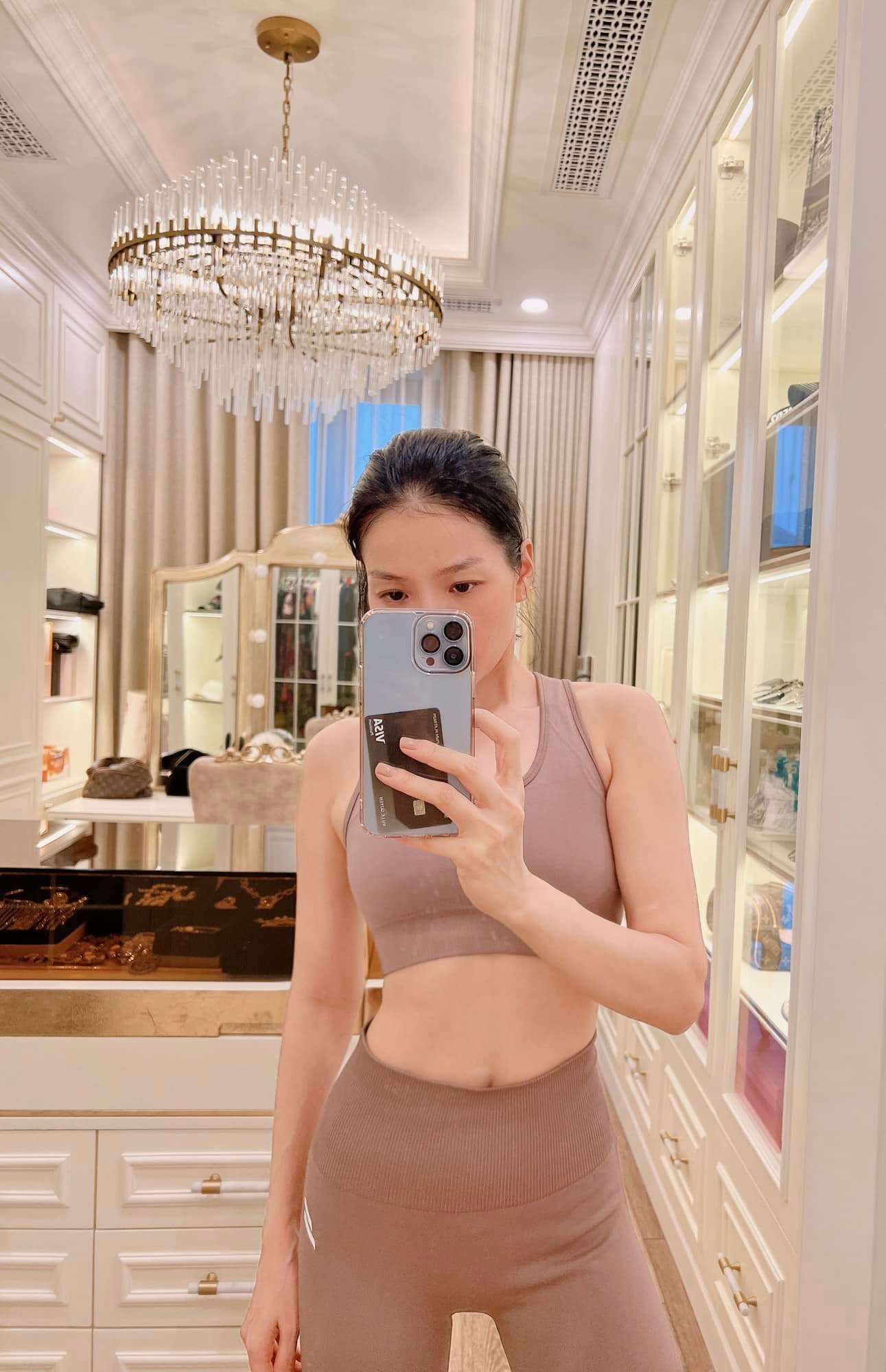 Le-quyen-khien-khan-gia-nguong-chin-mat-khi-tha-rong-tron-vong-1-va-tu-tin-khoe-vong-2-con-kien