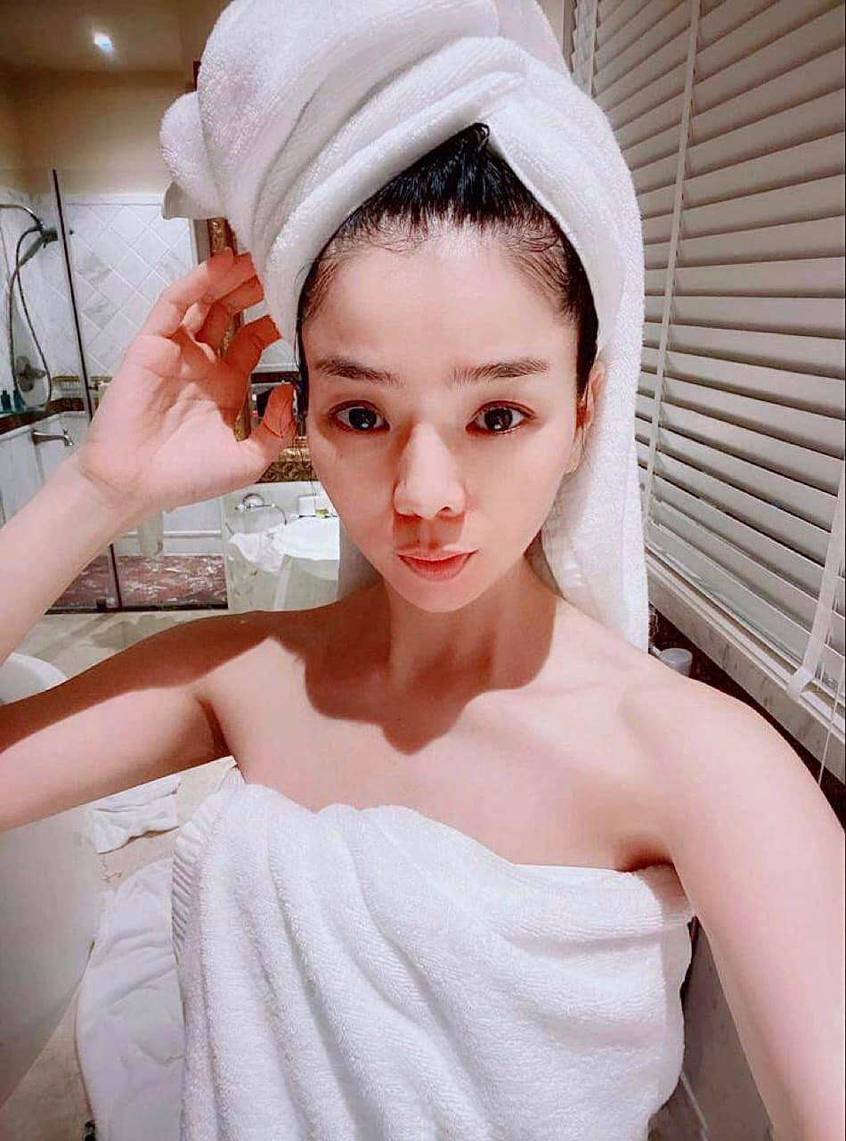 Xuat-hien-anh-quyen-ru-cua-le-quyen-tai-phong-tam-lan-da-trang-min-cung-mat-moc-tuoi-40-gay-sung-sot