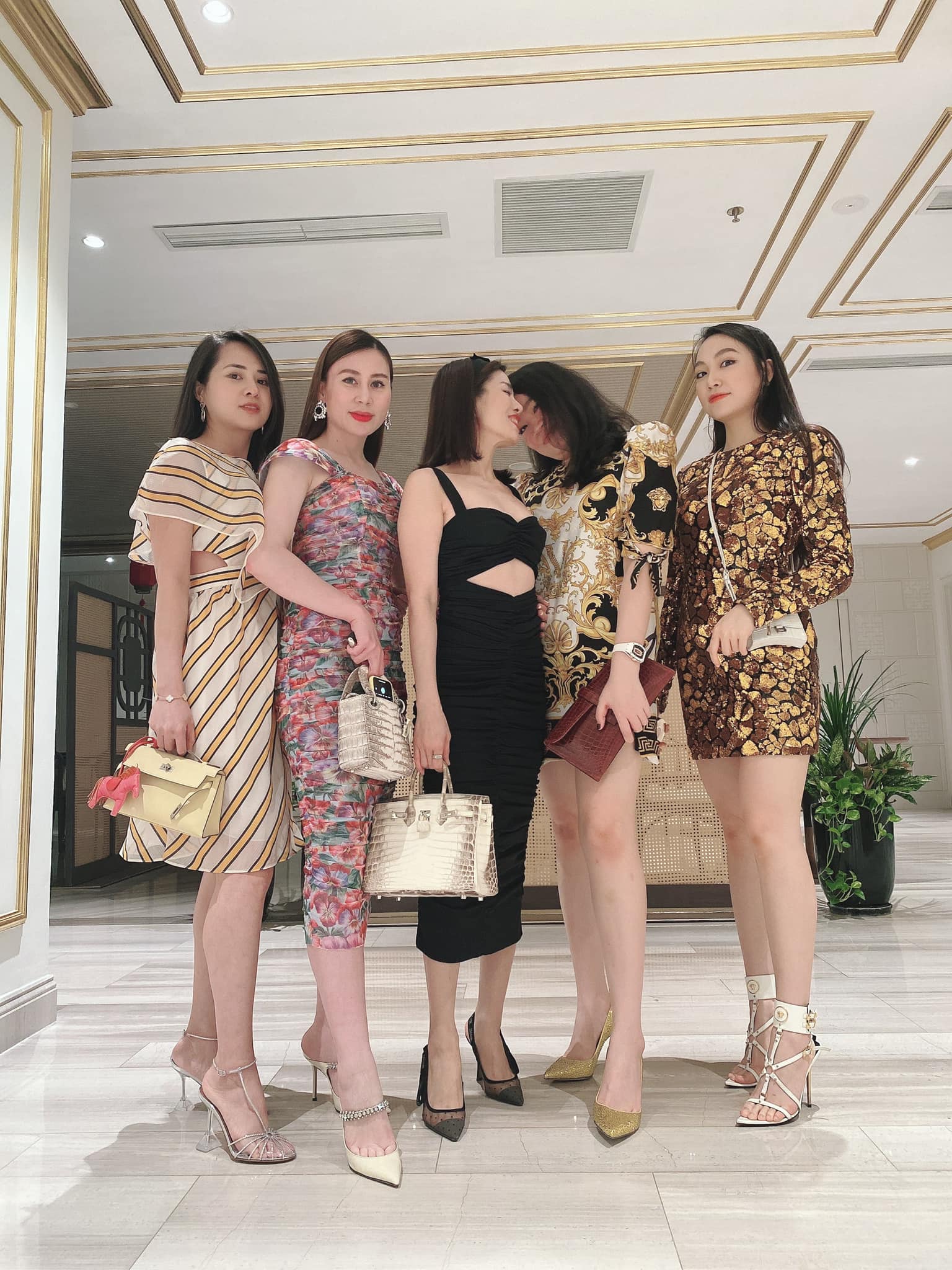 Xuat-hien-khoanh-khac-le-quyen-nhau-cung-hoi-ban-than-than-lo-ro-nhan-sac-that-cung-voc-dang-u40-1