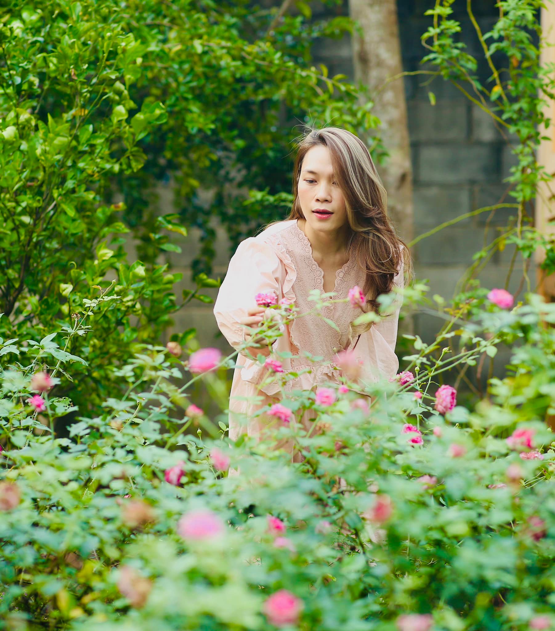 Dan-mang-tram-tro-truoc-canh-my-tam-cham-soc-vuon-hoa-tai-nha-rieng-lo-ro-nhan-sac-doi-thuc-u40-2